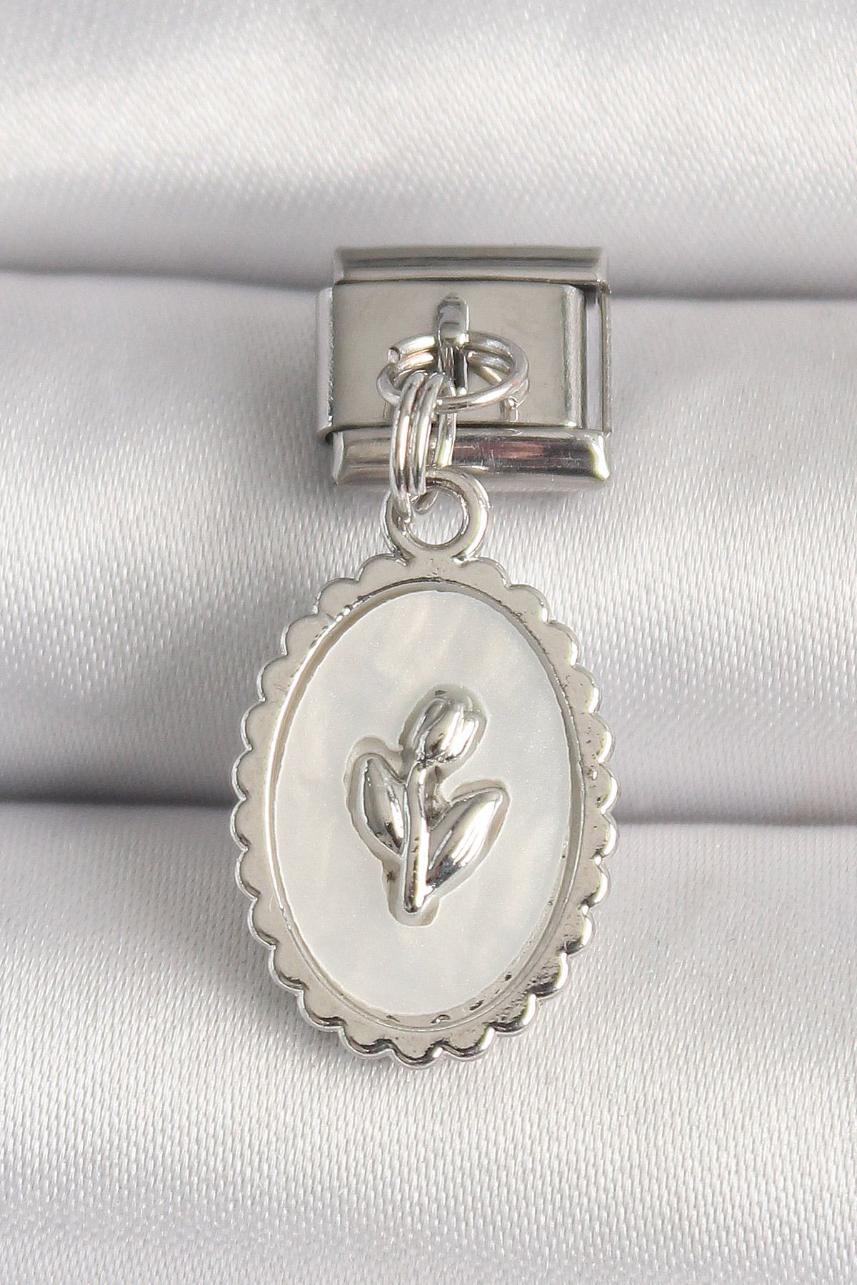 callerrons accessories Gümüş Renk Beyaz Mineli Çiçek İşlemeli Nomination Charm - EBJ250501W32844