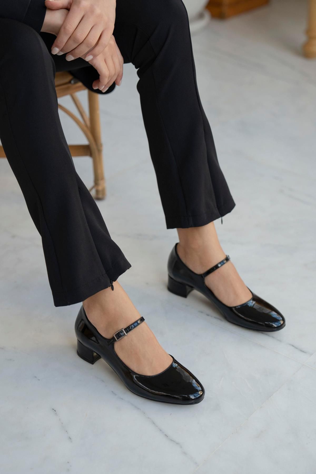 Stilbagshoes ESTELA YUVARLAK BURUN BİLEKTEN BAĞLAMALI KADIN AYAKKABI SİYAH