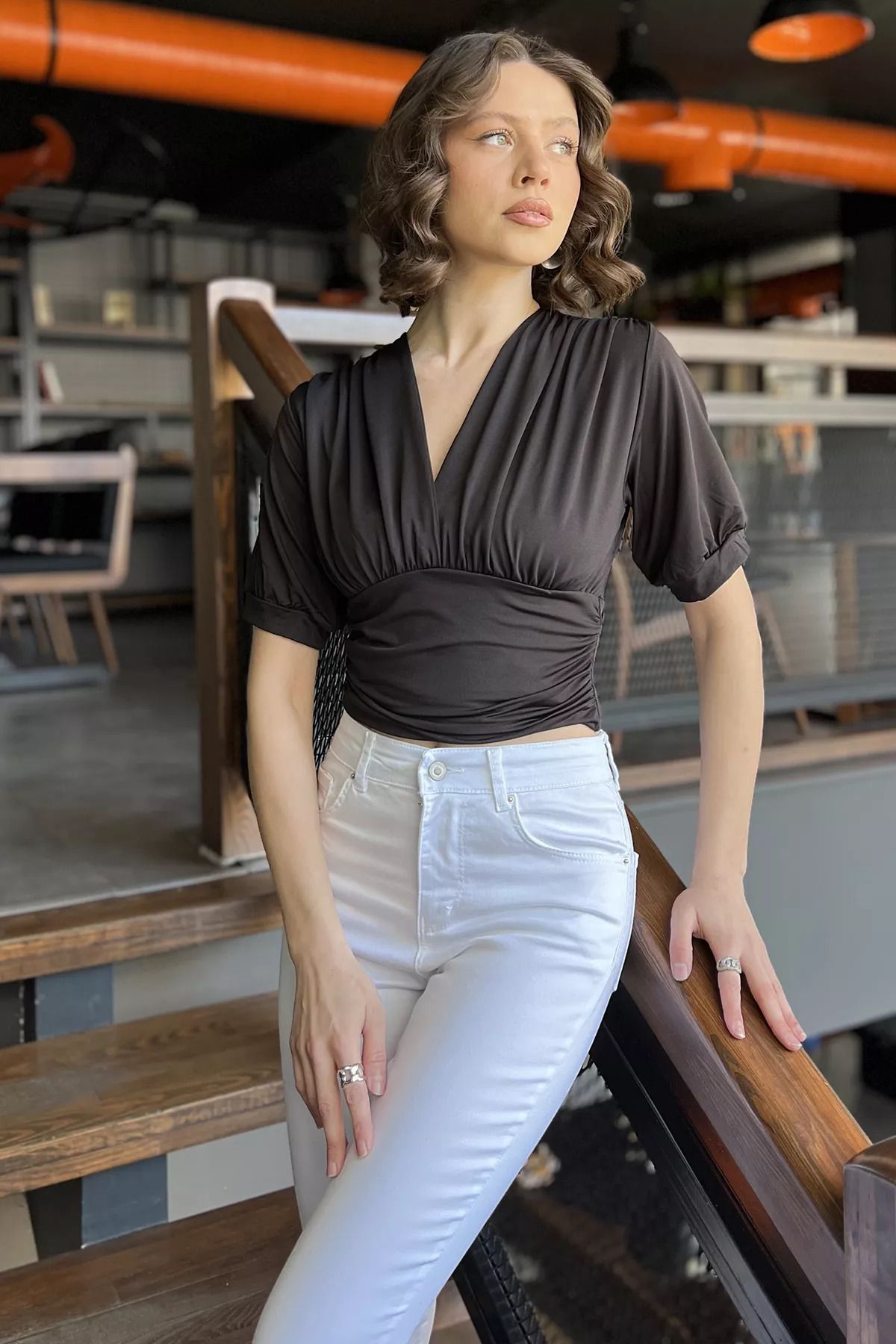 GÜLSELİ Siyah Kadın V Yaka Büzgü Detaylı Crop Top Bluz