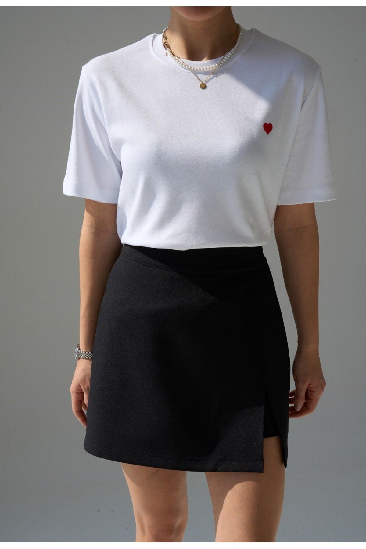 FEMMESTUDIO Kadın Beyaz Bisiklet Yaka Kalp Detaylı T-shirt