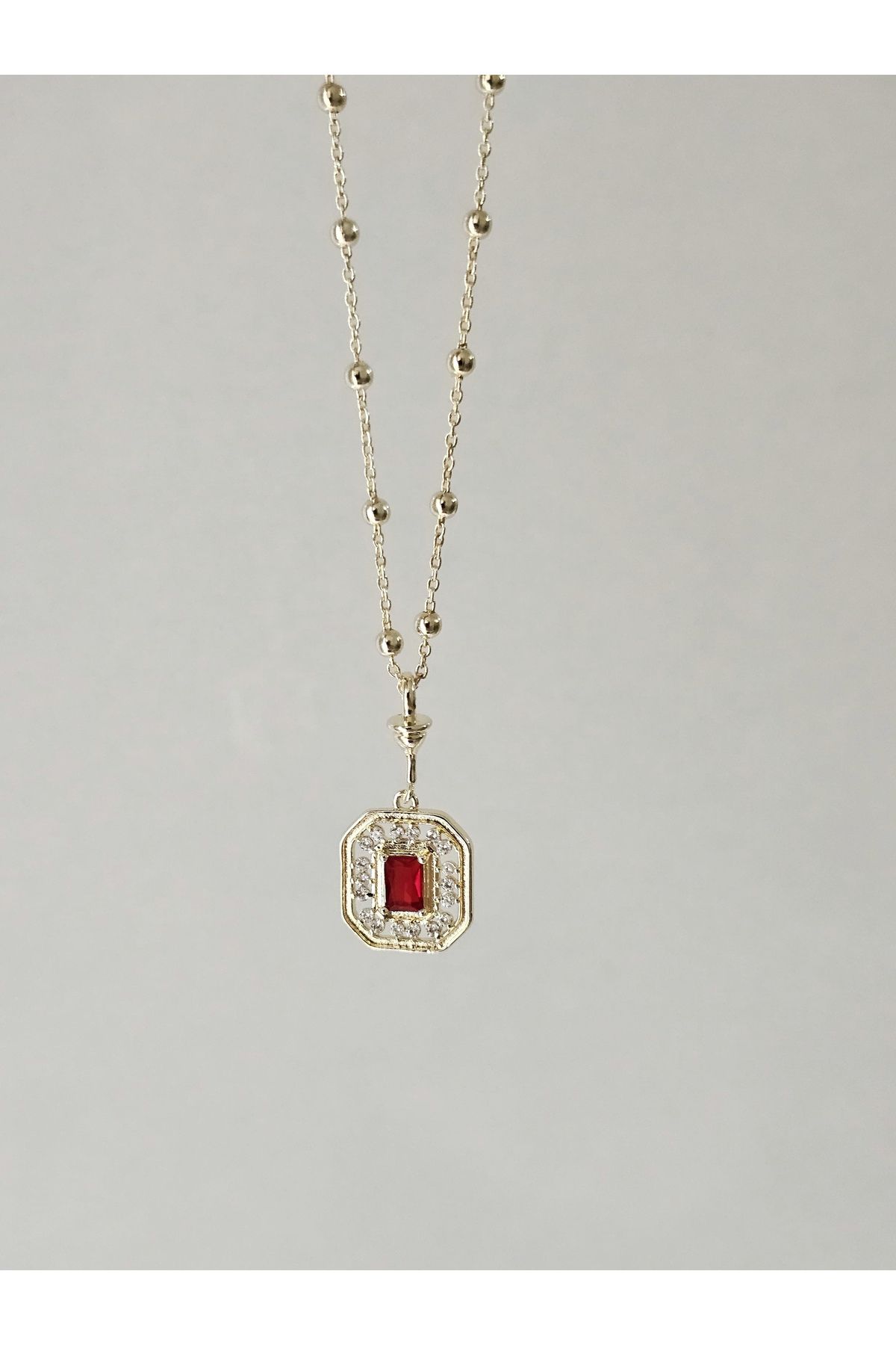 bej jewelry Baget Kırmızı Rengi Çelik Kolye