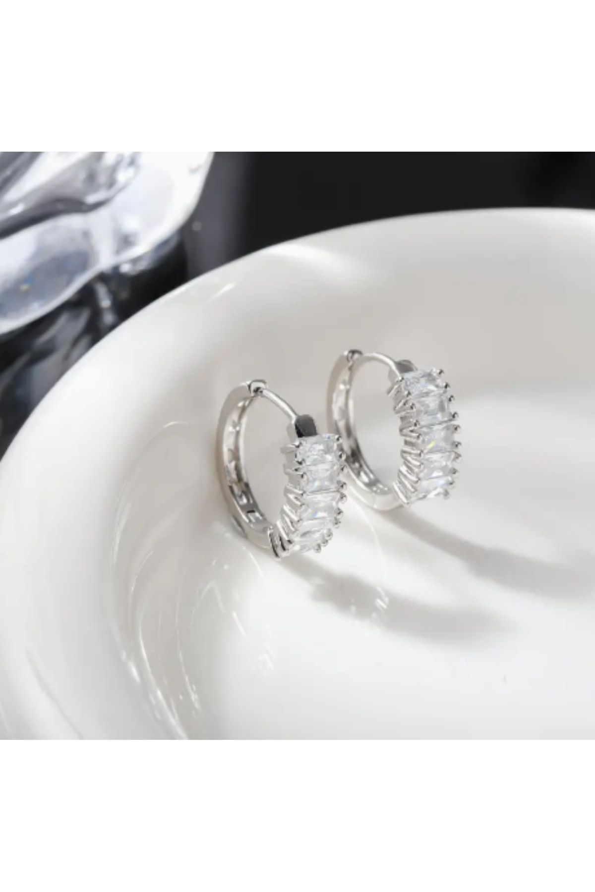 SE Jewellery Collection Selin Ersoy Gümüş Renk Şık Baget Zirkon Taşlı Xuping Halka Küpe- Kararmaz (1,5 cm)