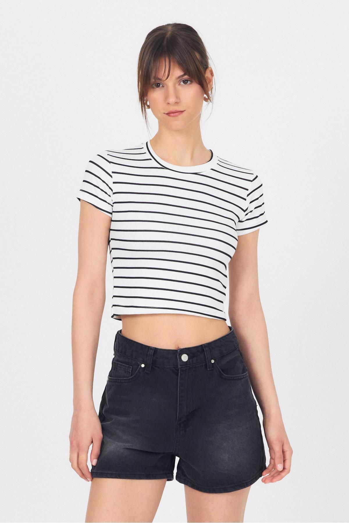 Rays Beyaz Bisiklet Yaka Çizgili Crop Tişört 2147