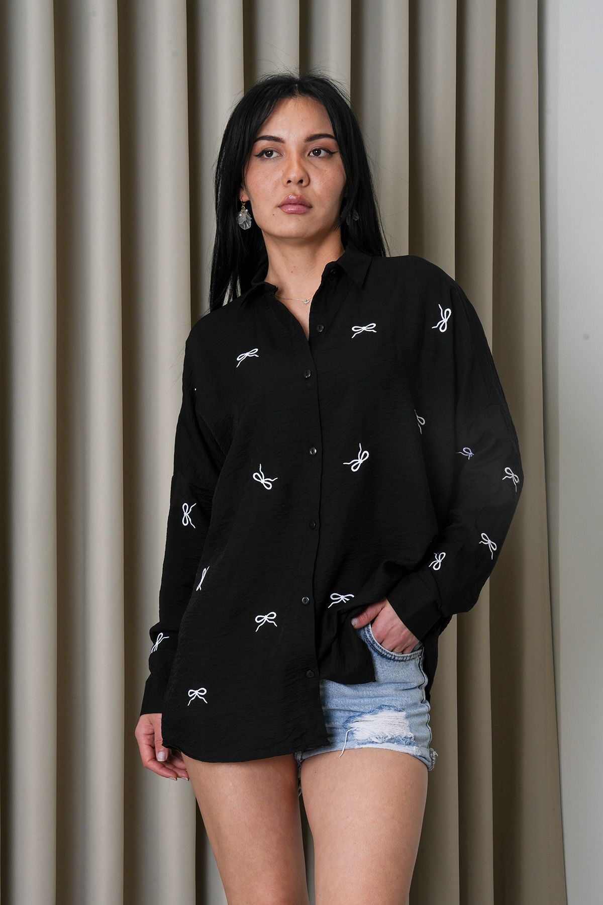 stilsepeti Kadın Siyah Oversize Fiyonk Desenli Nakışlı Gömlek ST-1000714232