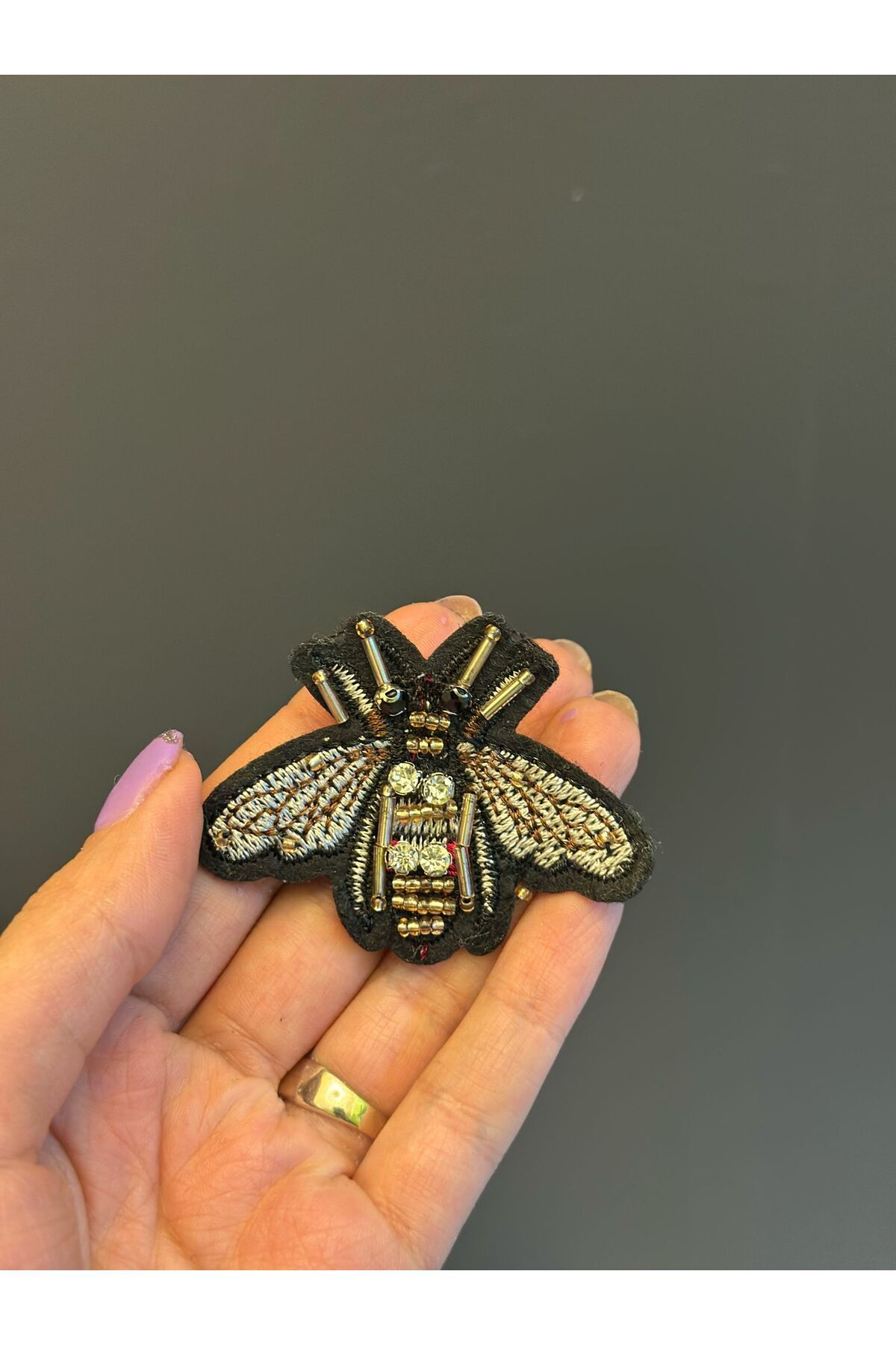 Gönülden Tasarım NAKIŞ İŞLEME TAŞLI KELEBEK BROŞ YAKA İĞNESİ AKSESUAR 6X5 CM