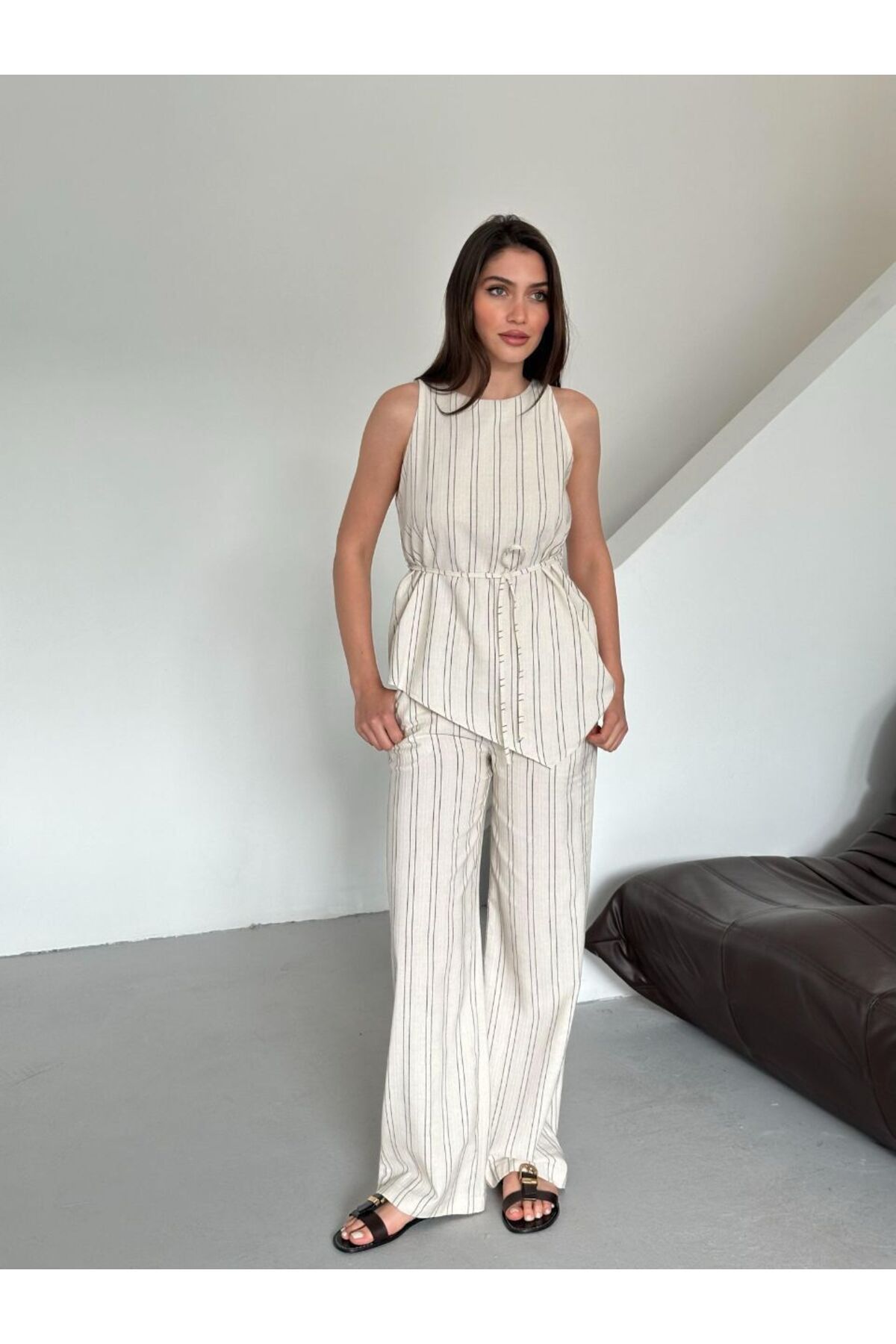 FEMMESTUDIO Kadın Krem Çizgili Belden Bağlama Detaylı Bluz Pantolon Takım