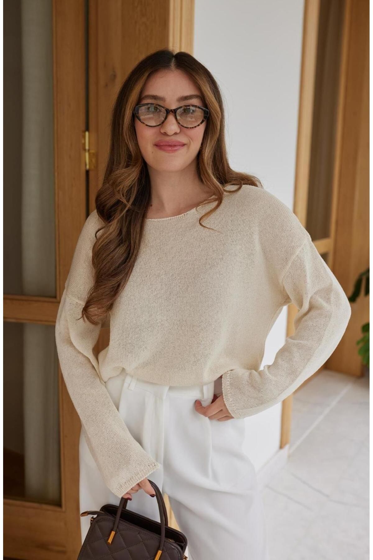 FEMMESTUDIO Kadın Ekru Kayık Yaka Mevsimlik Triko Bluz