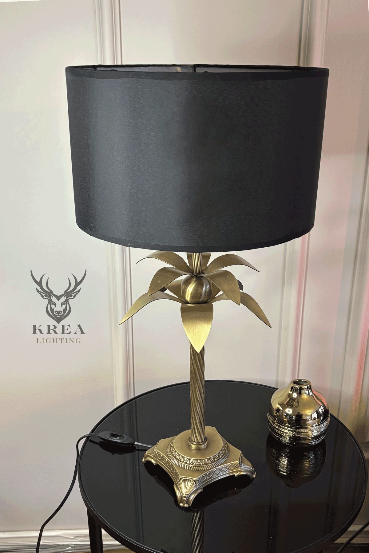 Krea Lighting Eskitme Metal Gövdeli Palmiye Detaylı Siyah Şapkalı Döküm Ayaklı Büyük Abajur