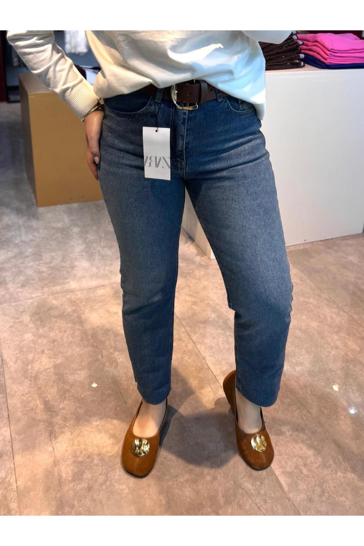 BÜŞRA PERKER Zr Boyfit Kesik Paça Koyu Renk Jean