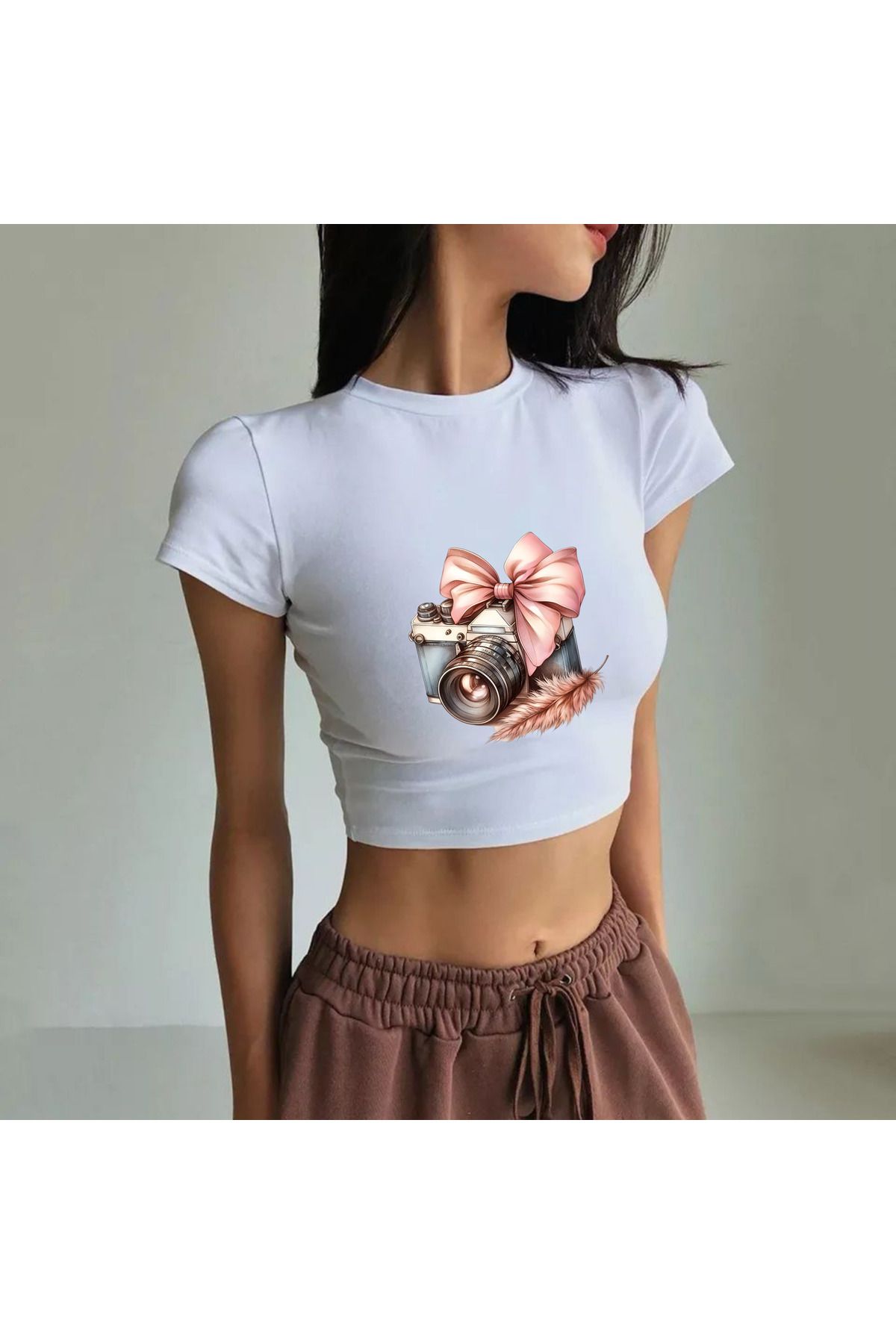 JadenJoy Pembe Fiyonlu Tüylü Fotoğraf Makinesi Desenli Beyaz Crop