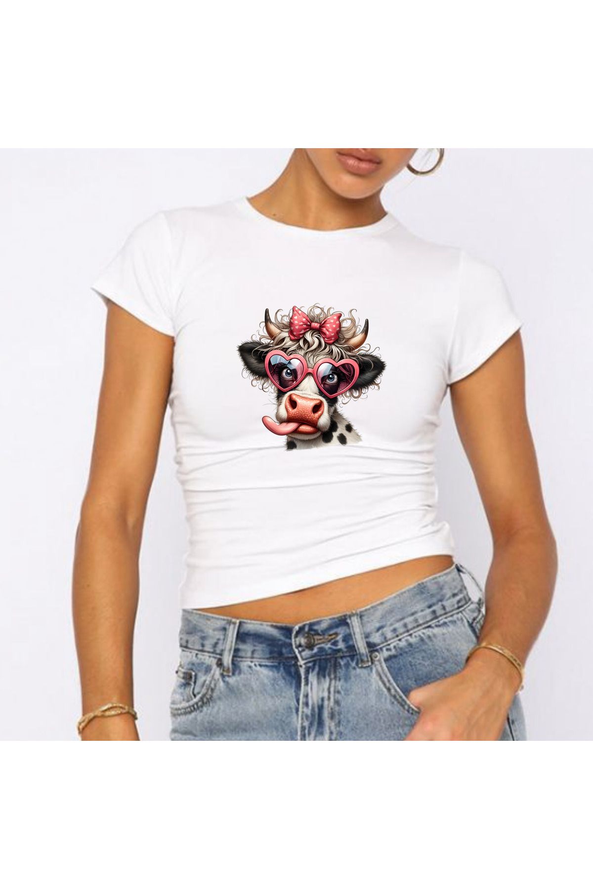 JadenJoy Gözlüklü Dil Çıkaran Sosyetik İnek Figürlü Beyaz Baby Tee Crop