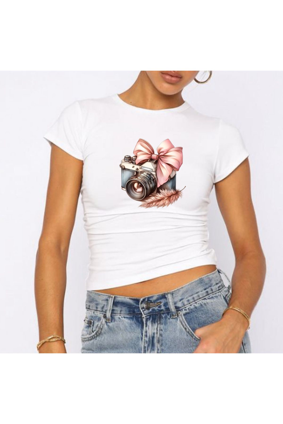 JadenJoy Fiyonk ve Tüy Motifli Kamera Figürlü Beyaz Baby Tee Crop