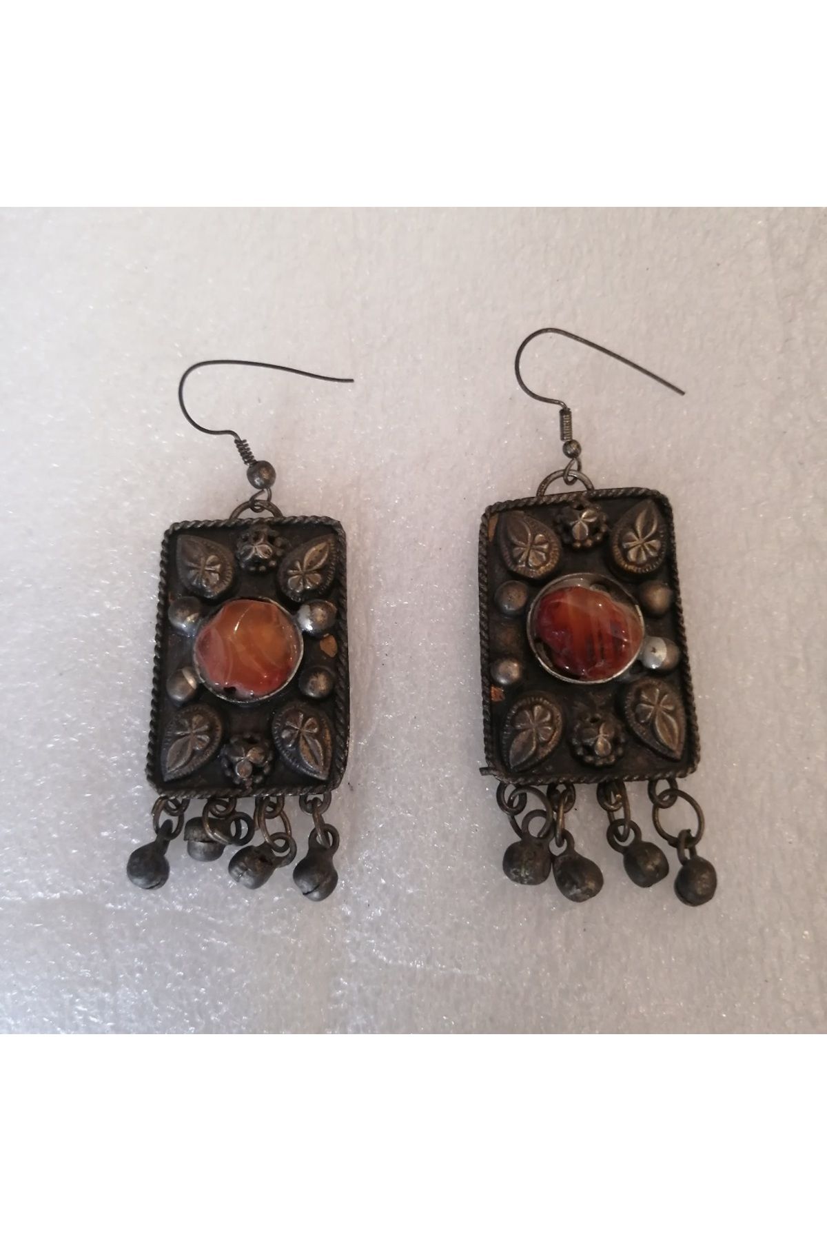Butik Tülin Otantik el yapımı alpaka bafon antik eskitme çiçekli boncuklu doğal akik taşlı küpe 6x2.3 cm Hint