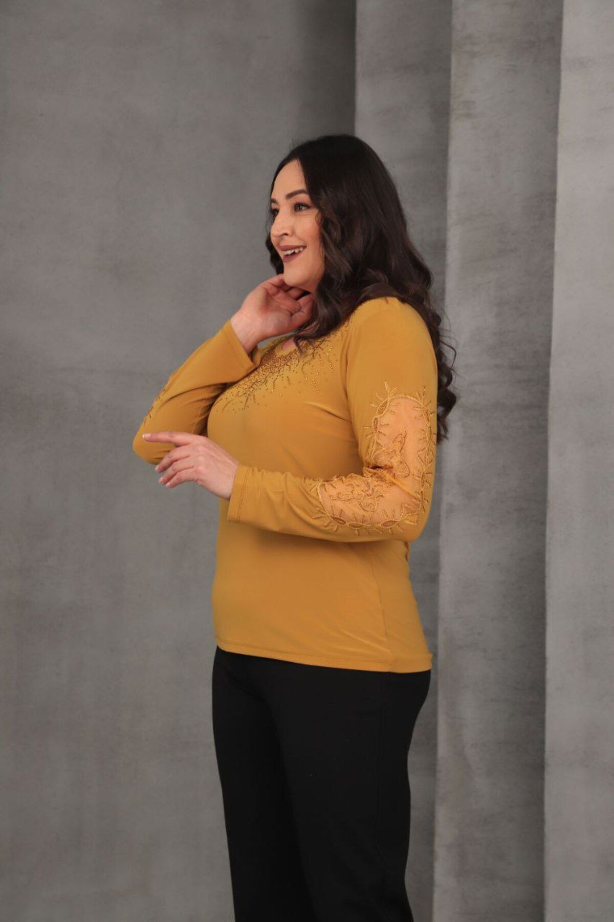 YMN COLLECTİON KADIN BÜYÜK BEDEN SANDY KUMAŞ,BİSİKLET YAKA,NAKIŞLI KOL,TAŞ SÜSLEMELİ BLUZ