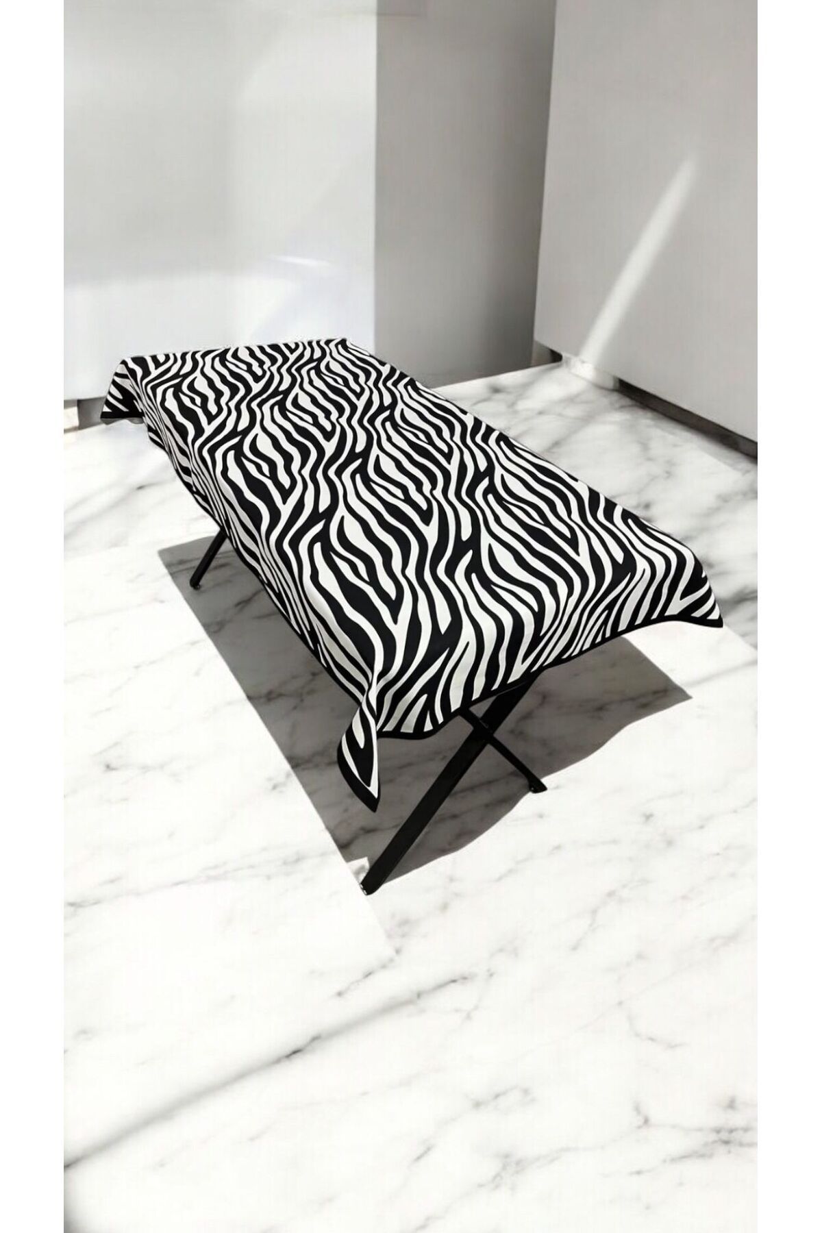 Mavi Masal Siyah Beyaz Zebra Desenli Masa Örtüsü