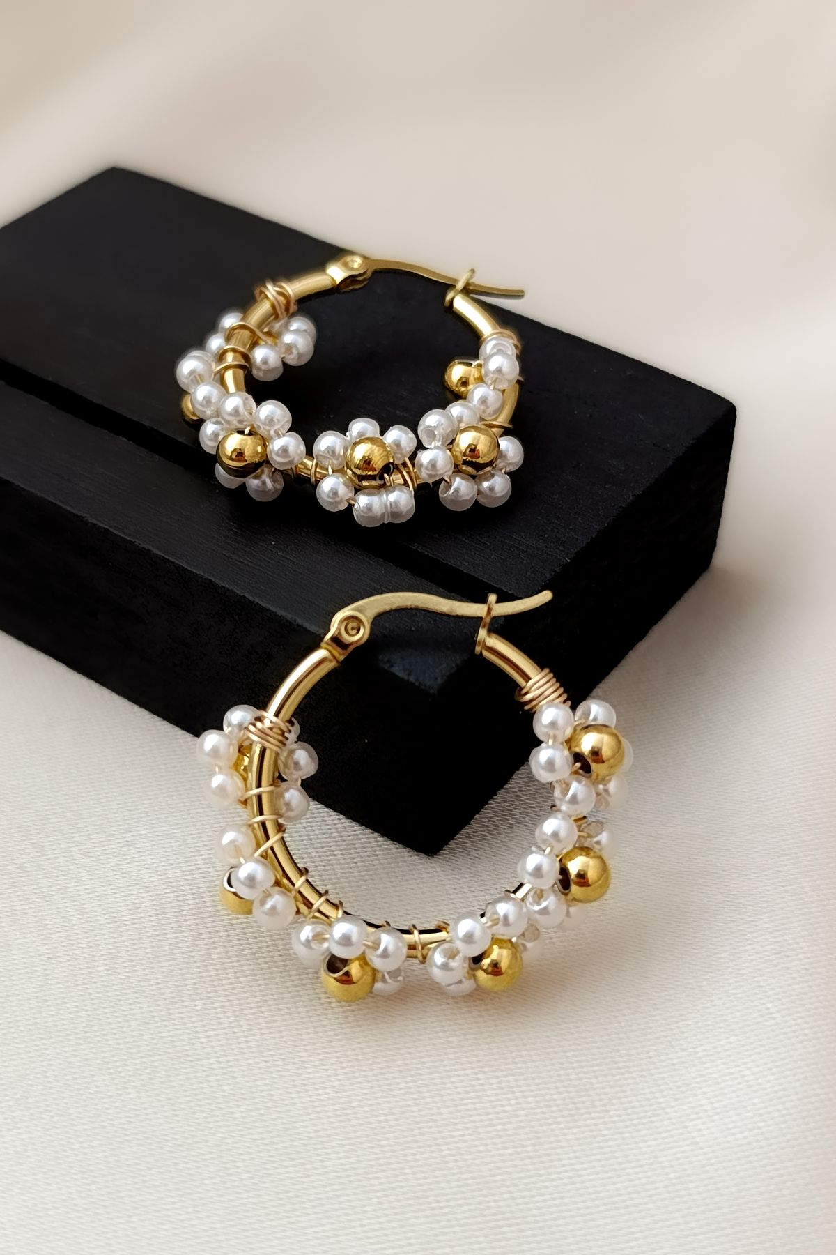 COSİTA Gold Çiçek Figür Sıralı Halka Klipsli Küpe