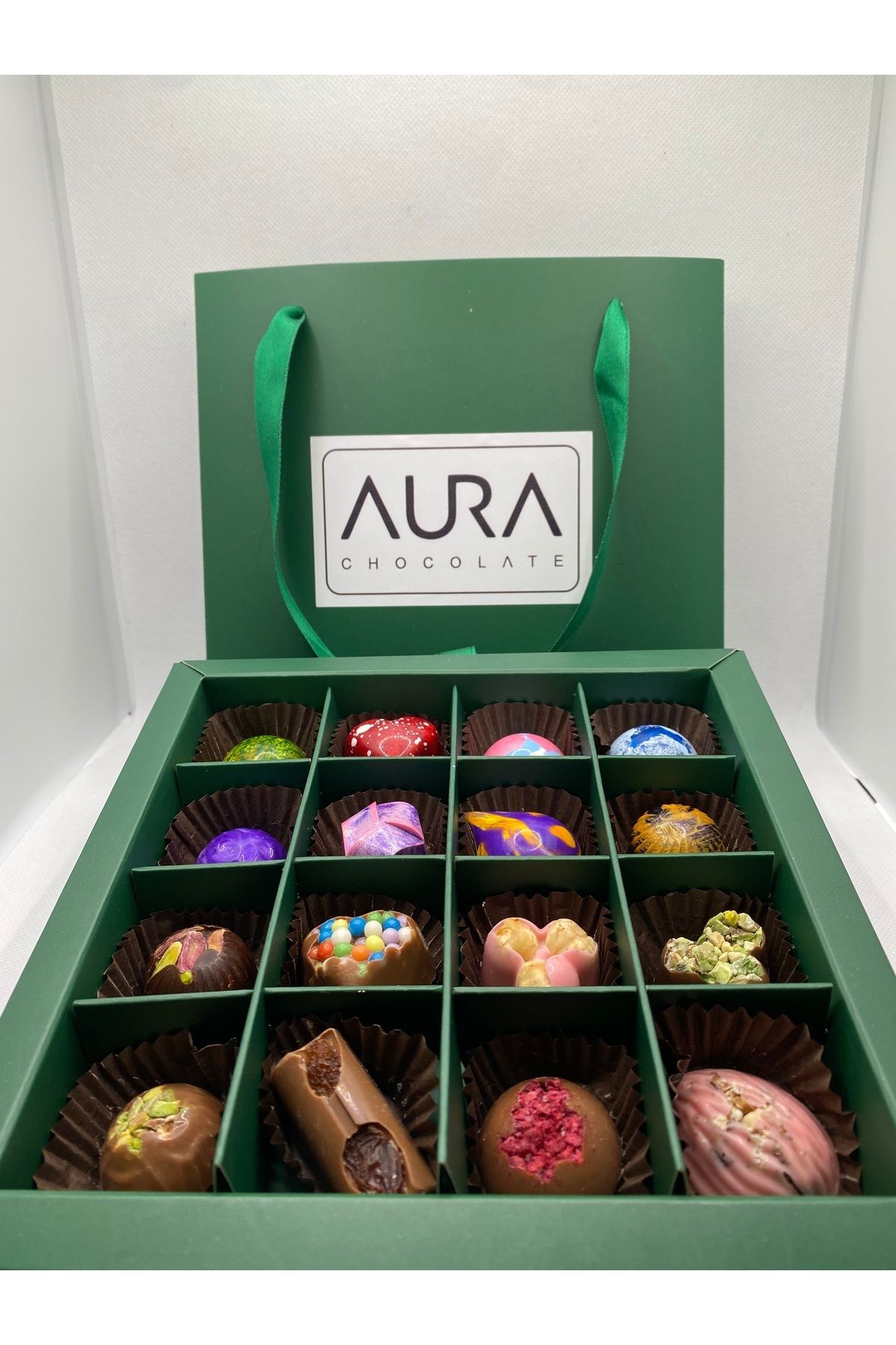 Aura Chocolate Çikolata kutusu El Yapımı 16 Adet Renkli Aranjman