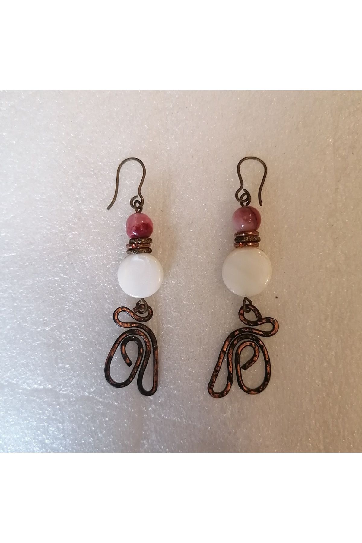 Butik Tülin Otantik el yapımı bakır antik eskitme doğal gülkurusu taşlı küpe 7x1.5 cm Hint Malı