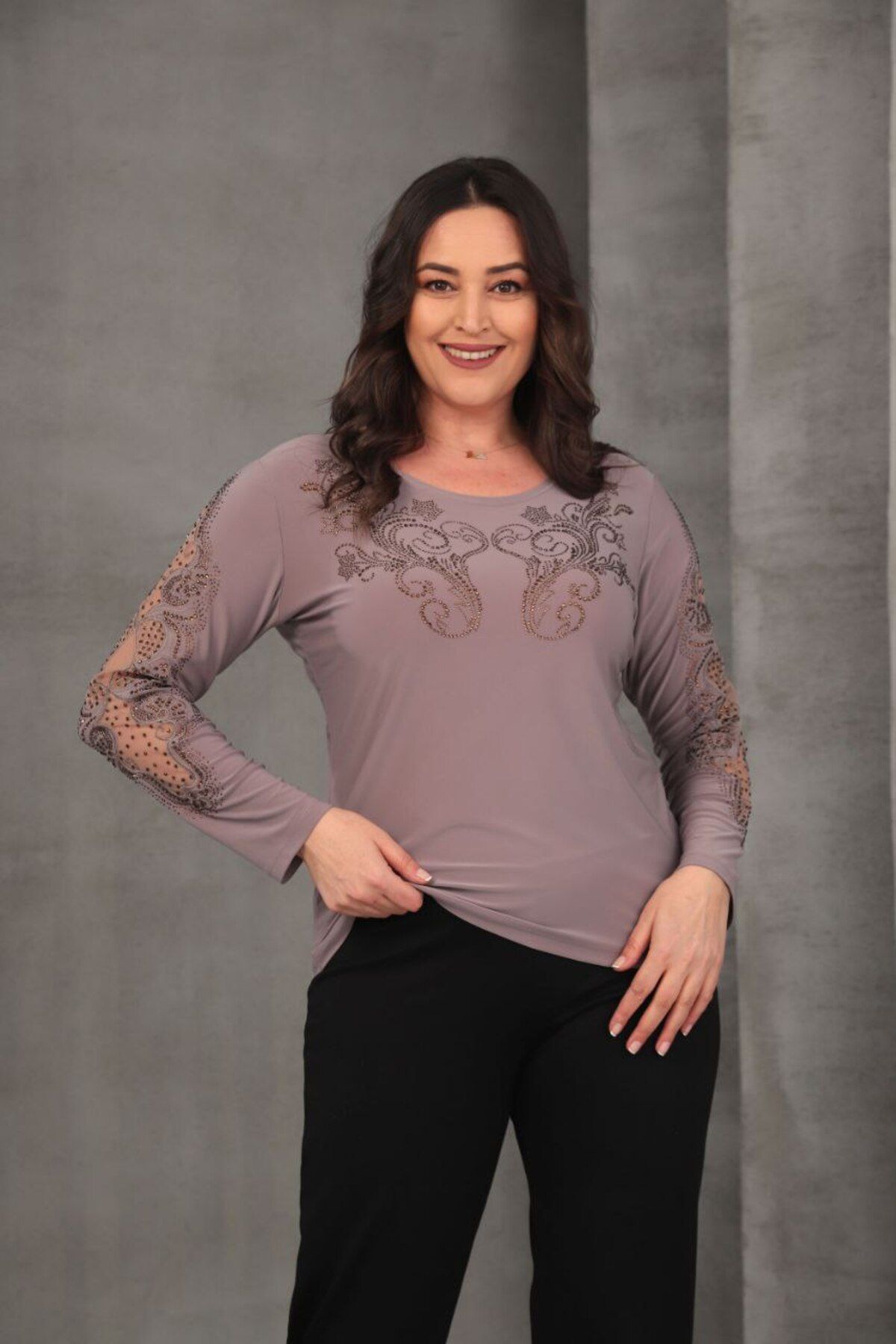 YMN COLLECTİON KADIN BÜYÜK BEDEN SANDY KUMAŞ,BİSİKLET YAKA,NAKIŞLI KOL,TAŞ SÜSLEMELİ BLUZ