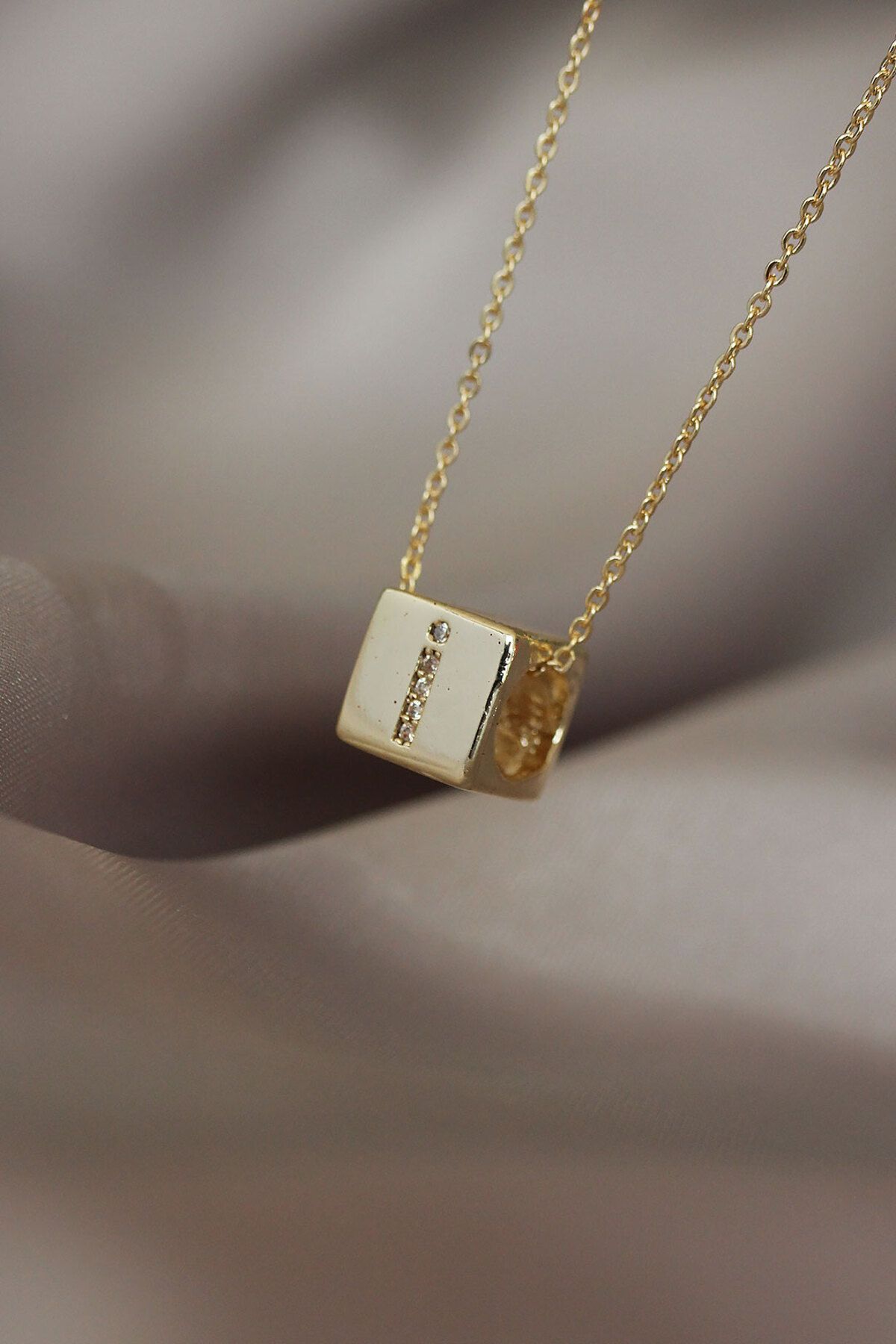 Goşenefmafe Küp Model Gold Renk Zirkon Taşlı İ Harfli Kolye