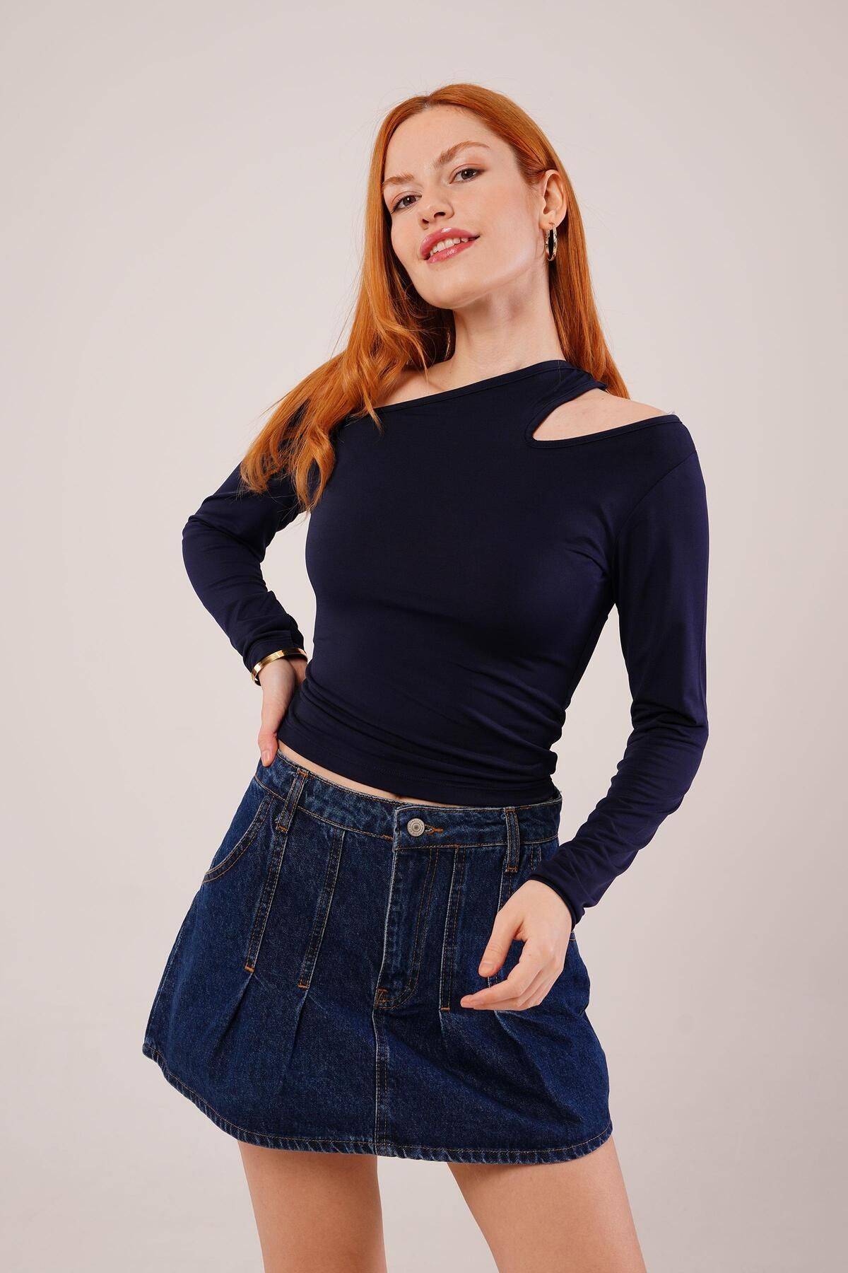 ARUZ MODA Omuz Dekolte Detaylı Lacivert Bluz