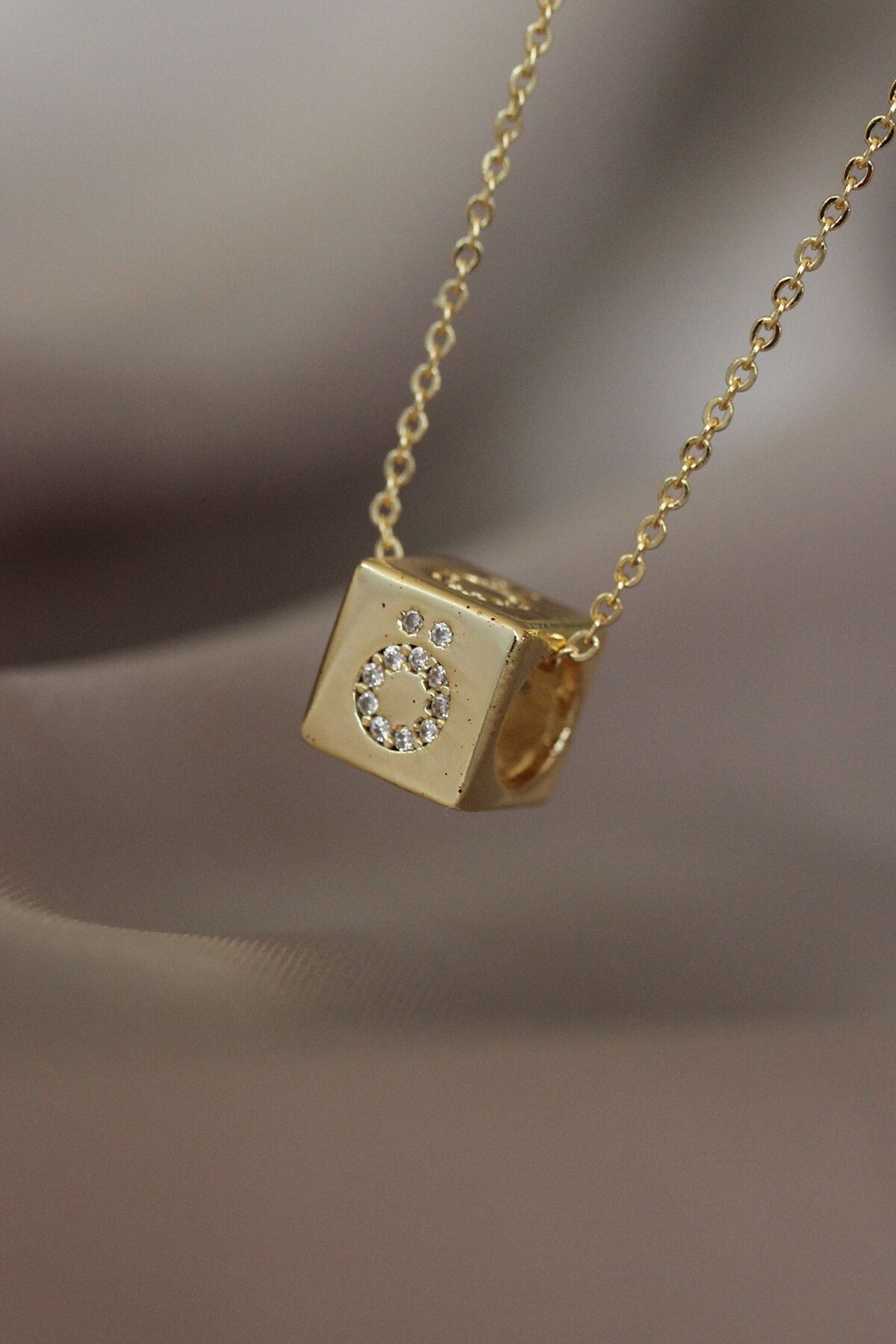Goşenefmafe Küp Model Gold Renk Zirkon Taşlı Ö Harfli Kolye