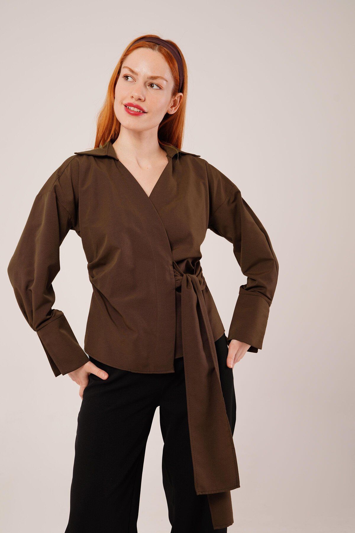 ARUZ MODA Kruvaze Yaka Yandan Bağlama Detaylı Kahverengi Gömlek