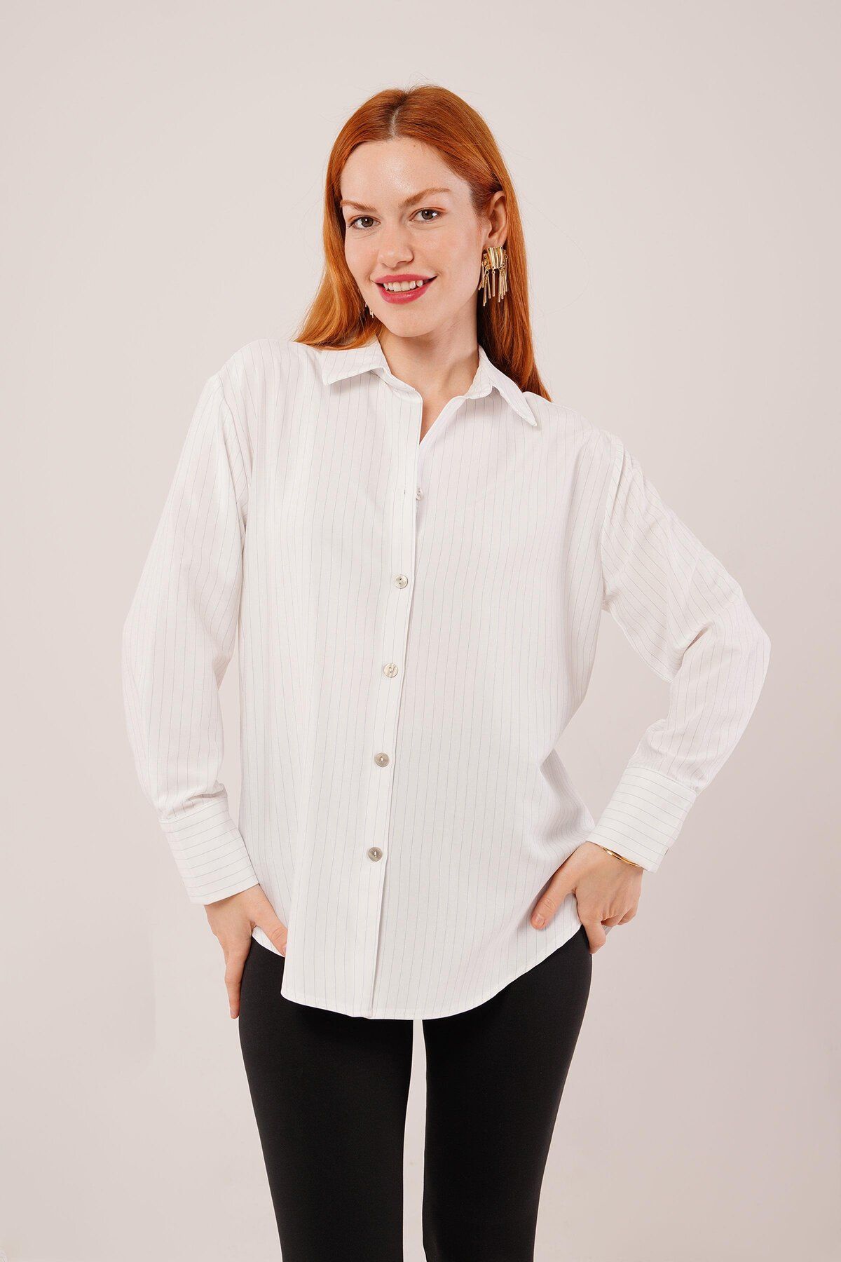 ARUZ MODA İnce Çizgi Detaylı Beyaz Gömlek