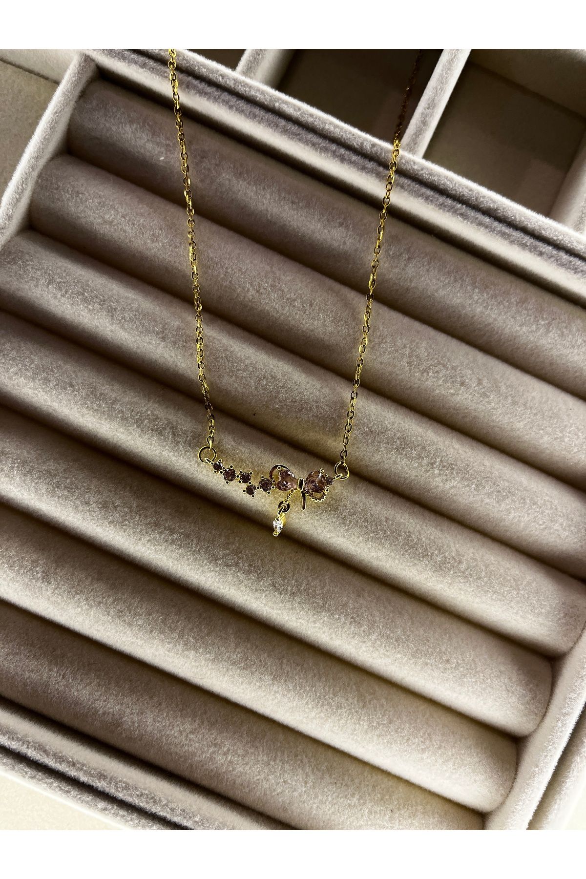 Lilac Jewelry 316L Çelik Gold Renk Zincirli Zirkon Taşlı Pembe Kurdele Tasarımlı Kadın Kolye