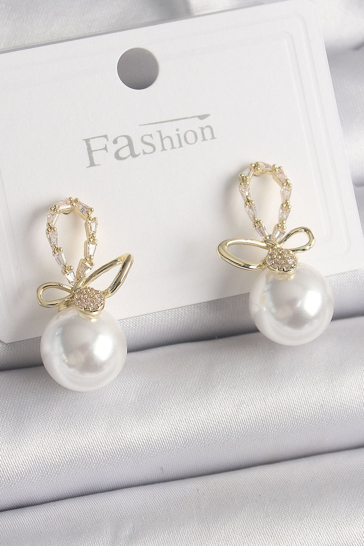 BZK ACCESSORİES Pirinç Gold Renk Zirkon Taş Detaylı Fiyonk İnci Model Kadın Küpe