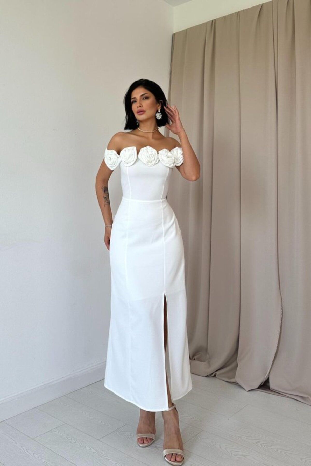 ARUZ MODA Beyaz Madonna Yaka Güllü Elbise