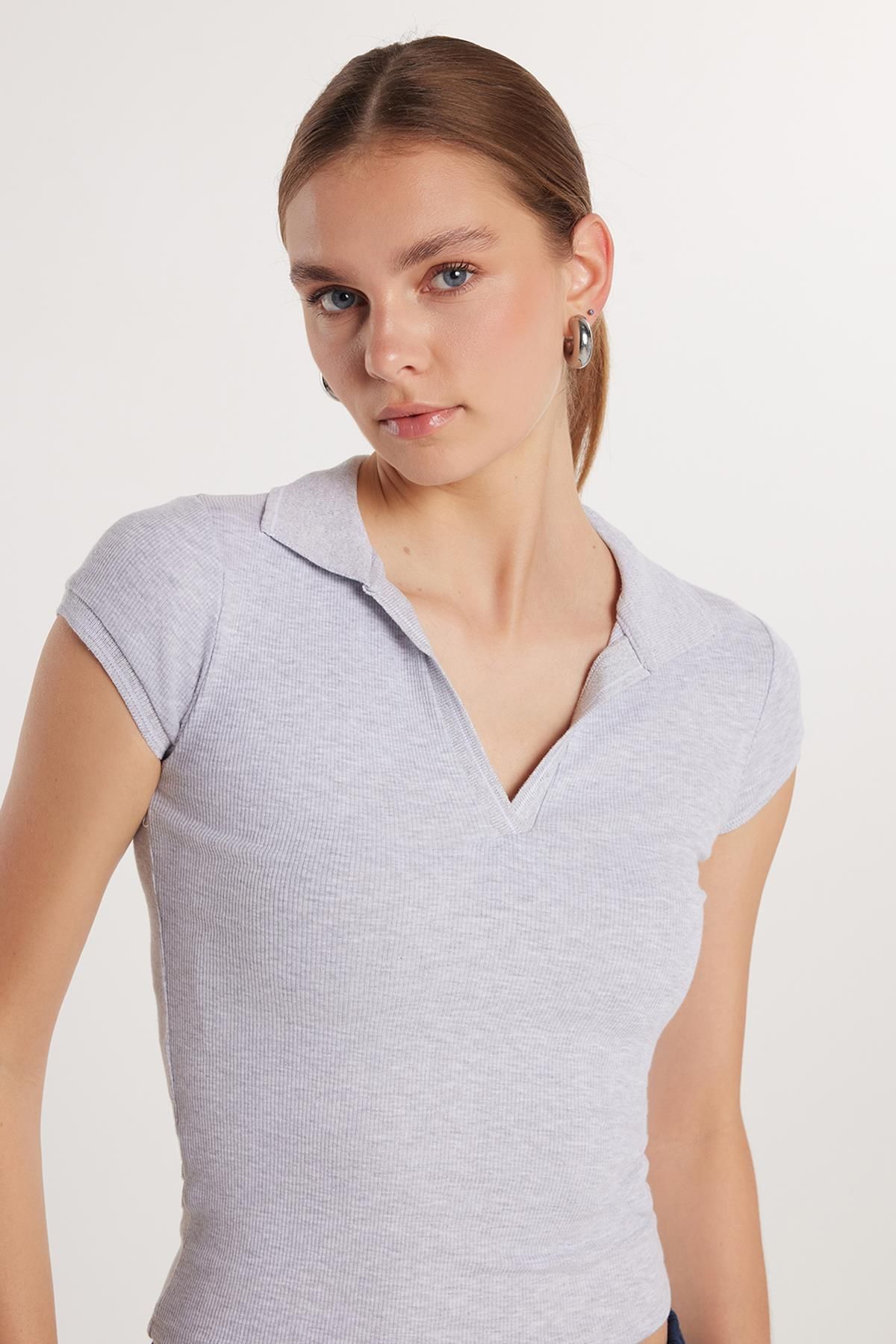 Tudors Kadın Slim Fit Dar Kesim Kısa Kollu V Yaka Gri Bluz