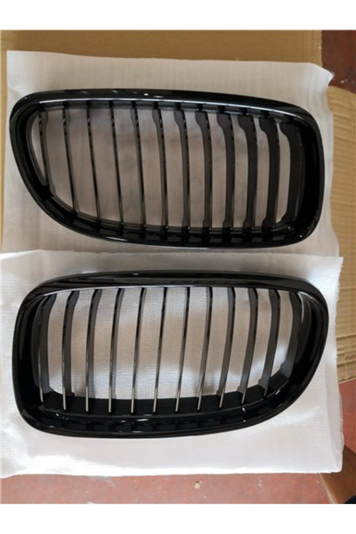 Parçadükkanda ÖN PANJUR BÖBREK PARLAK SİYAH SET BMW E90 2005-2008 Uyumlu