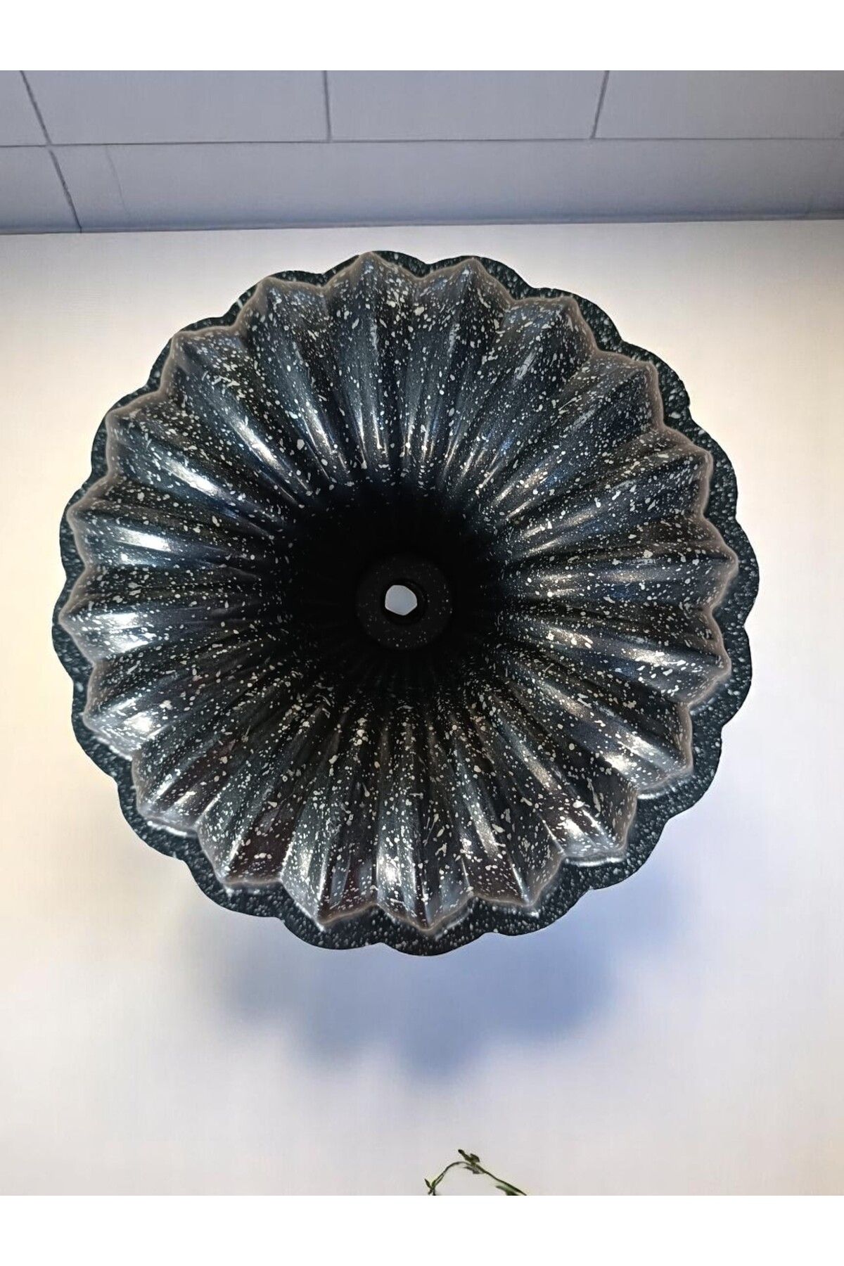 Alkar DÖKÜM KEK KALIBI YUVARLAK HANIMELİ DİLİMLİ 28 CM SİYAH RENK