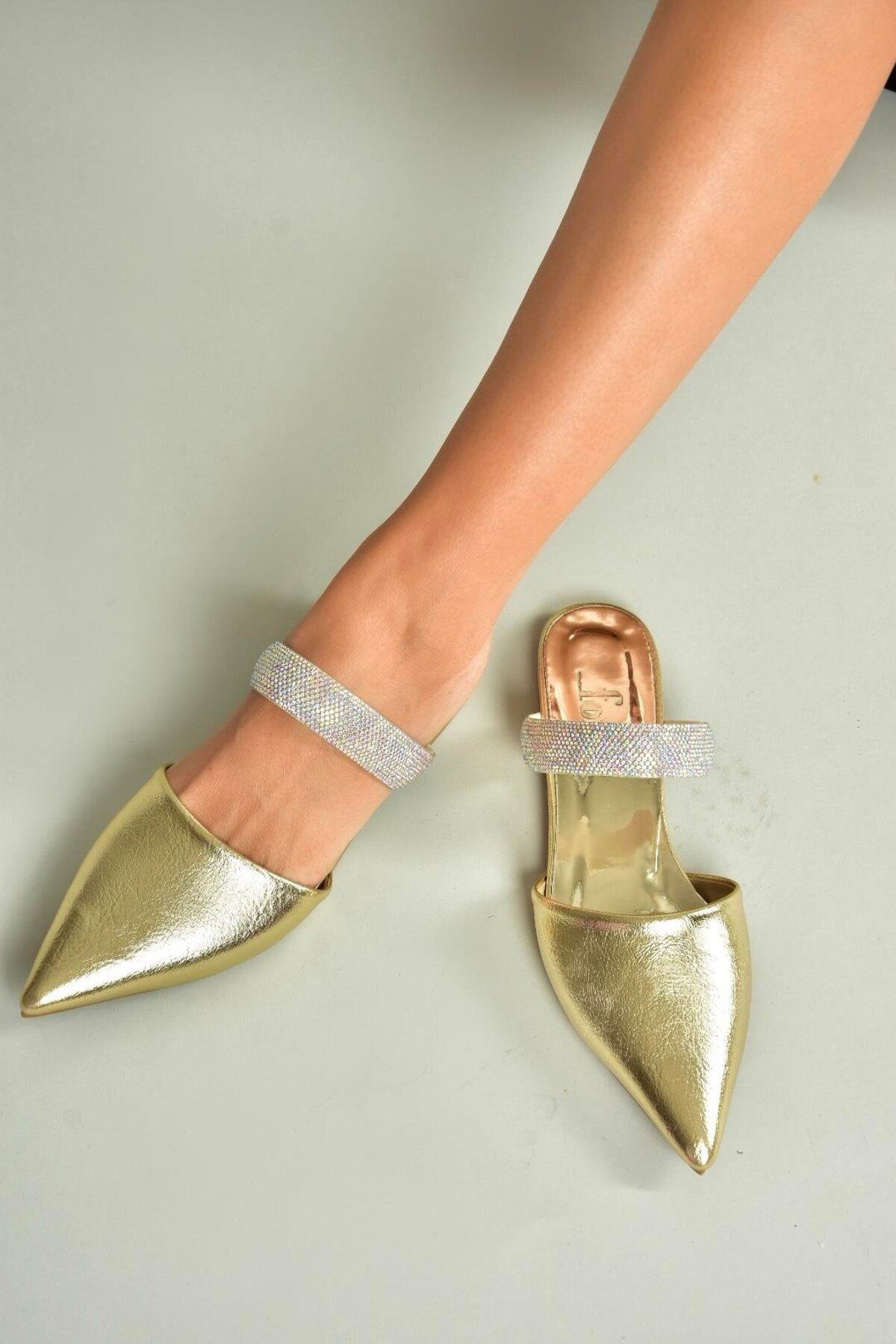 Fox Shoes U590491809 Altın Sivri Burunlu Kadın Terlik