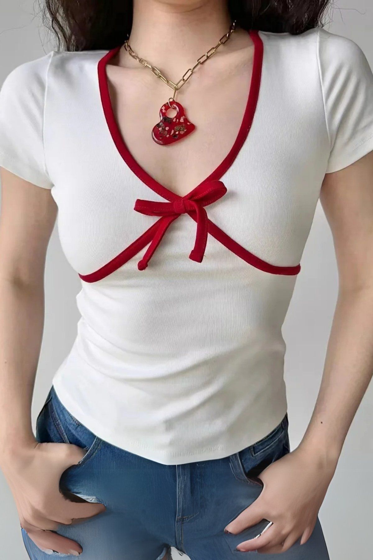 Karakedi Kırmızı Şerit Geçişli Fiyonk Detay Beyaz Kısa Kollu Body