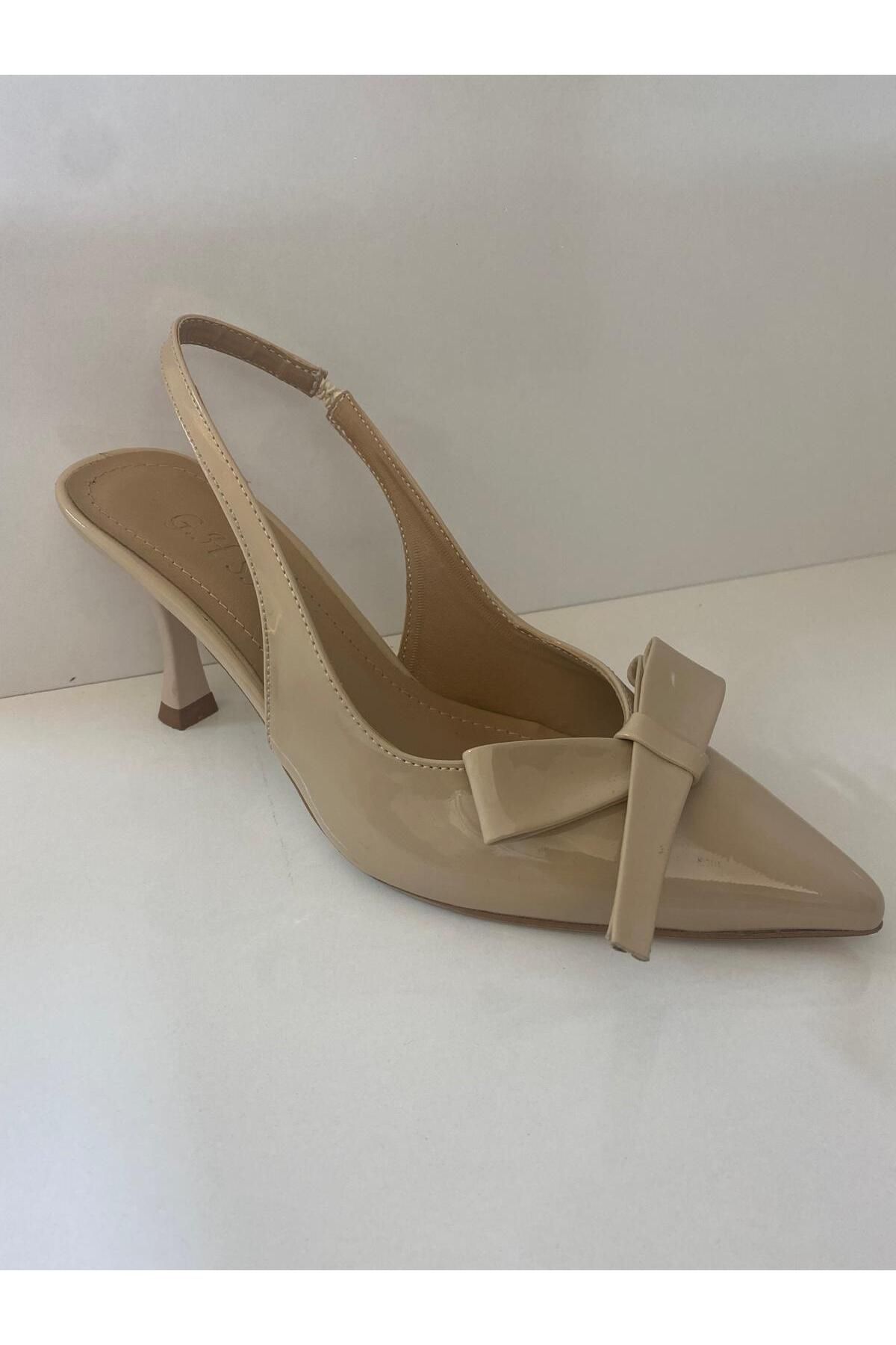 LINASHOES07 Fiyonk Detaylı Sivri Burunlu Rugan Kadın Topuklu Ayakkabı SİYAH