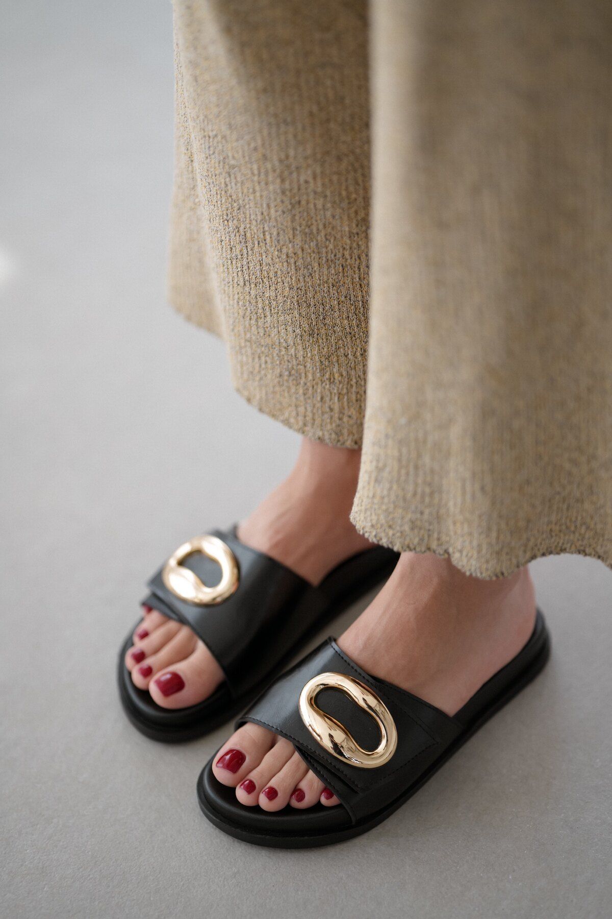 selinshoes Aiden Ayarlanabilir Cırtlı Gold Toka Detaylı Kadın Terlik- SİYAH