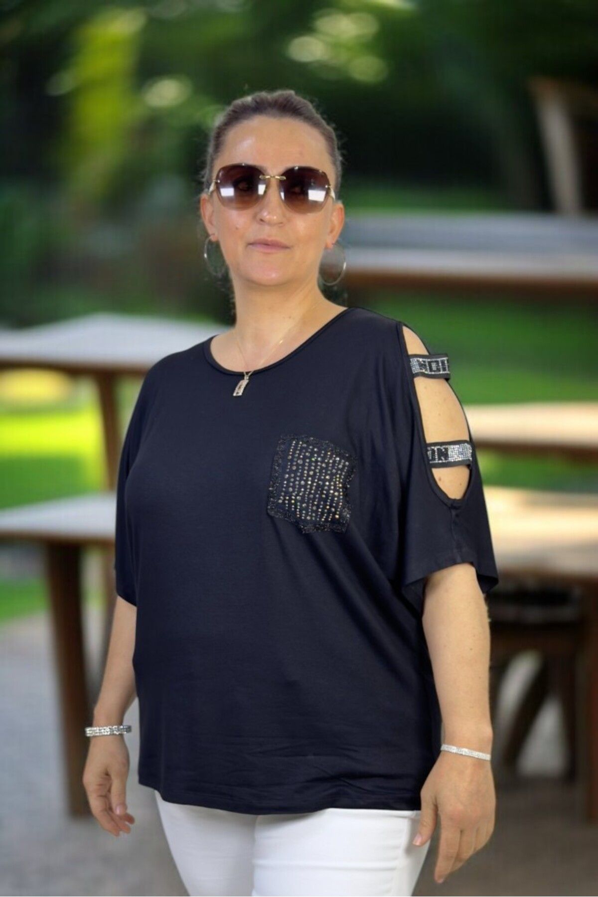 yagmurberen KOLLARDA ASKI DETAY TAŞ İLE SÜSLENMİŞ GÖĞÜS CEBİ BİSİKLET YAKA BÜYÜK BEDEN BLUZ