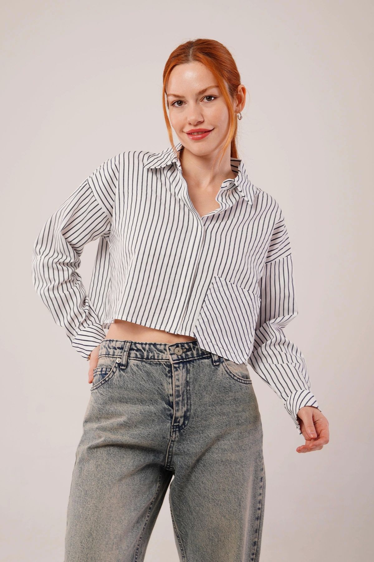 nedo7 Crop Model Cepli Ve Çizgili Beyaz Gömlek