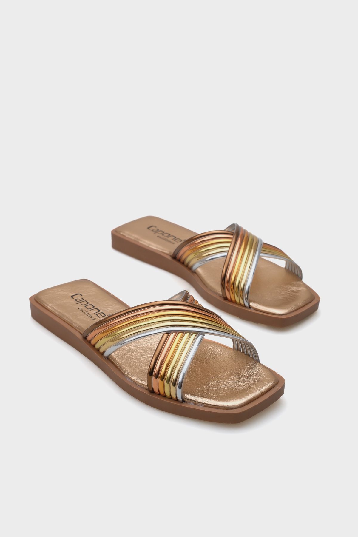 Capone Outfitters Kylie Płaskie Obcasy Płaskie Noski Metalowe Ozdoby Krzyżowe Paski Słomkowe Damskie Kapcie Kobieta - 38