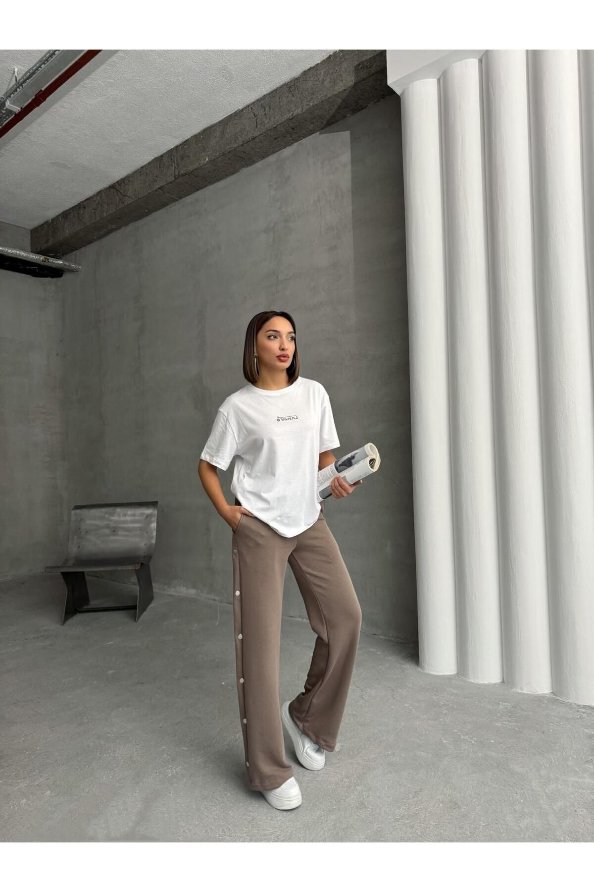 Cappmoda TKM-0049 Kahverengi Orıgnal Yazı Enjeksiyon Baskılı Bisiklet Yaka Tişört Bel Lastikli Etkiket Detay