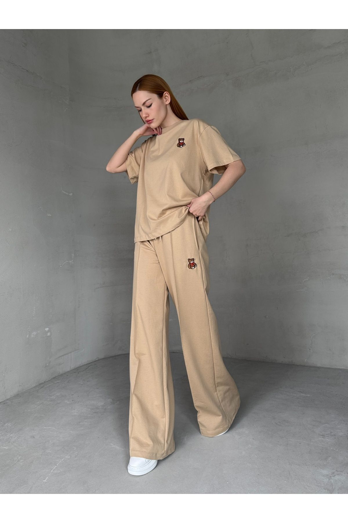 Cappmoda TKM-0053 Bej Rengi Ayıcık Desen İşlemeli Bisiklet Yaka Tişört Bel Bağlamalı Çimalı Palazzo Pantolon