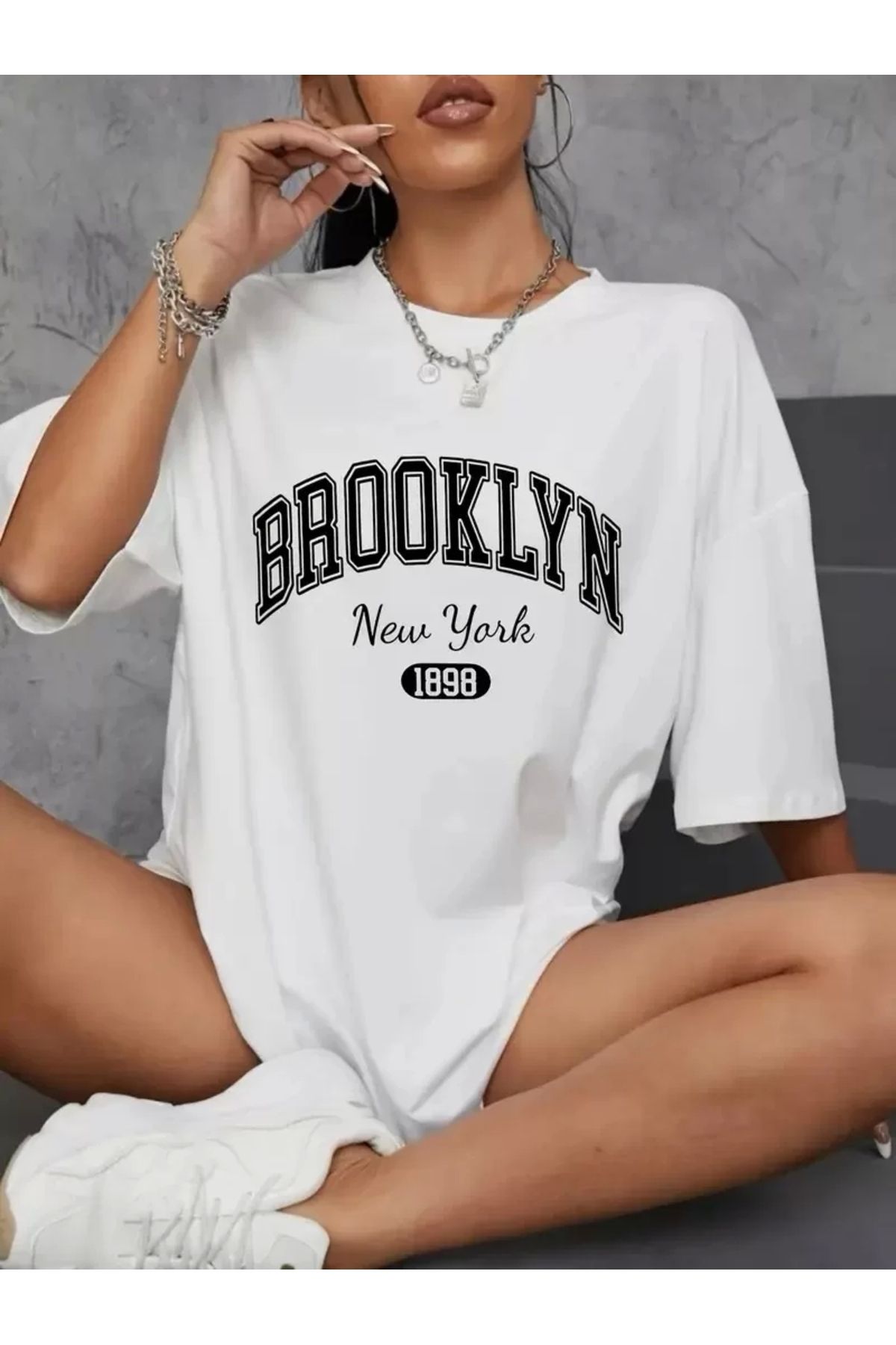 CVS Brooklyn Harf Baskılı Düşük Omuzlu T-shirt, Rahat Kısa Kollu Bol T-shirt, Kadın Giyim - Beyaz