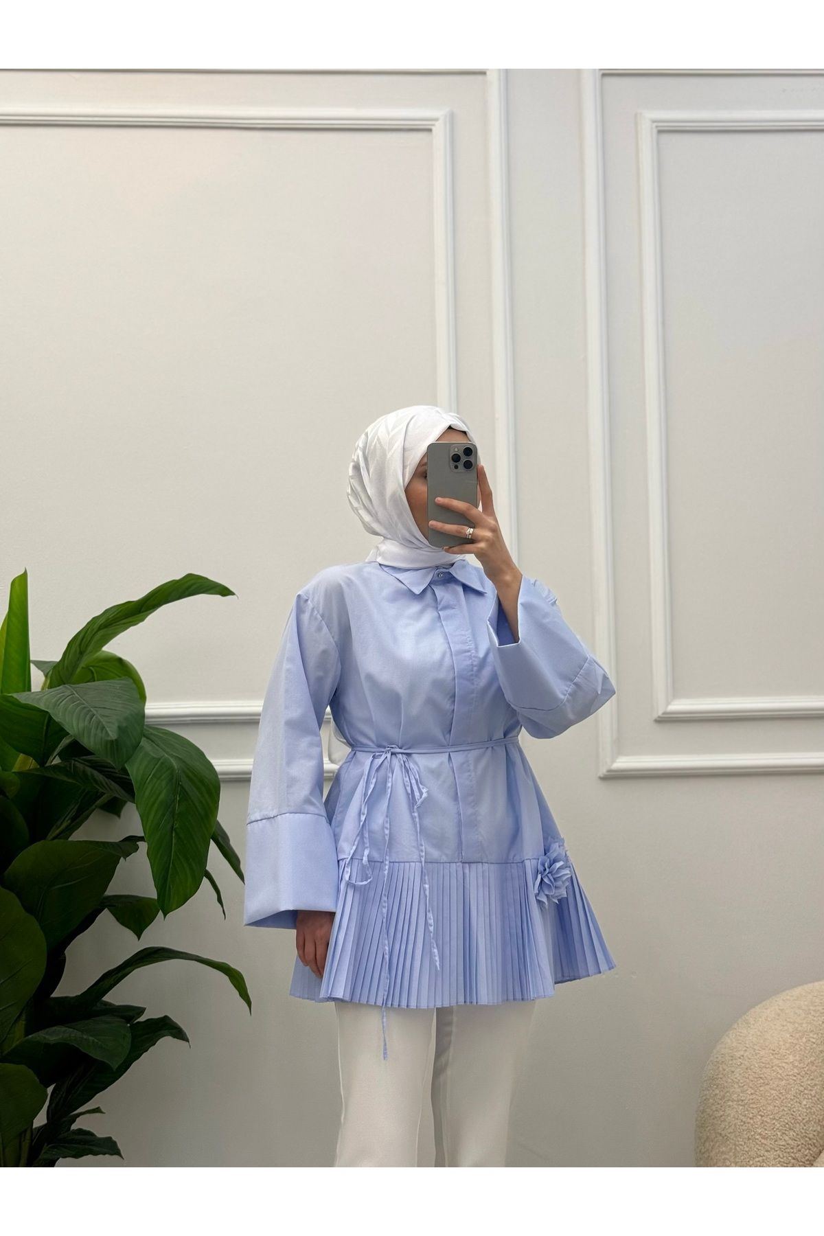 By Gizem Beyazkaya Çiçek Detaylı Piliseli Gömlek