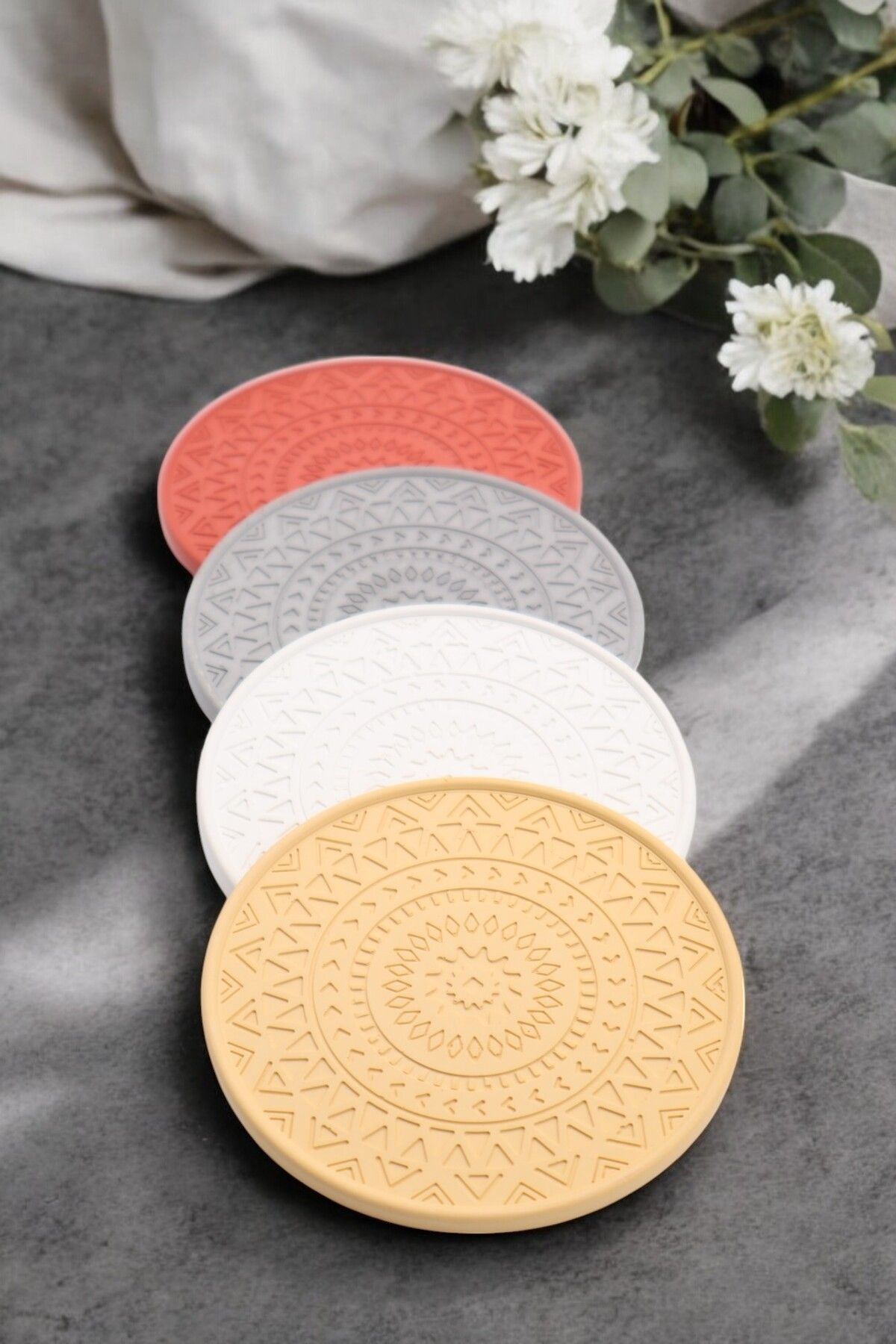 LUMİNA Bohem Desenli Beton Bardak Altlığı Seti – 10 cm - 4 Karışık Renk (Beyaz, Gri, Sarı, Kiremit)