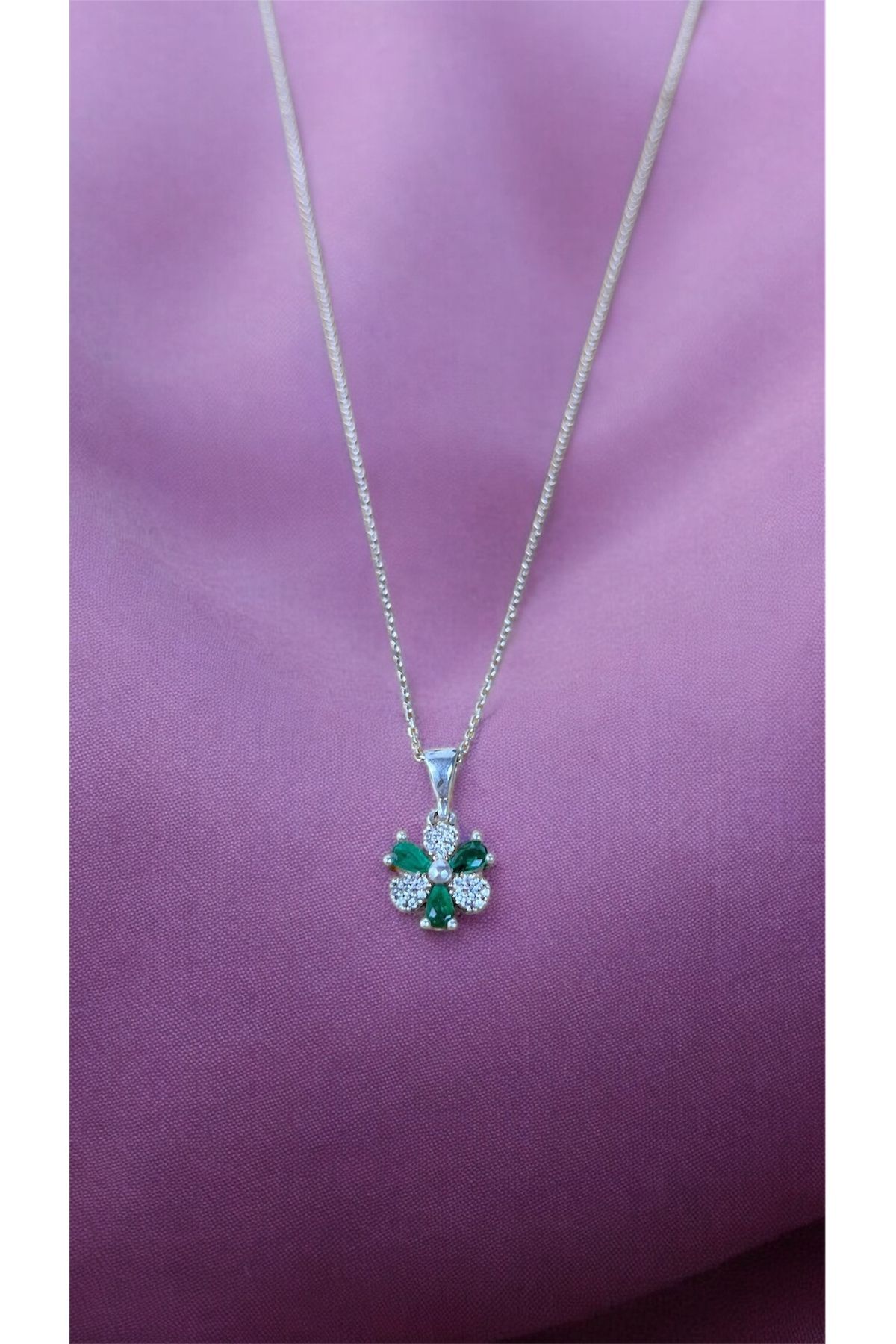 BEMUU STORE 925 Ayar Gümüş Zümrüt Detaylı Lotus Kolye