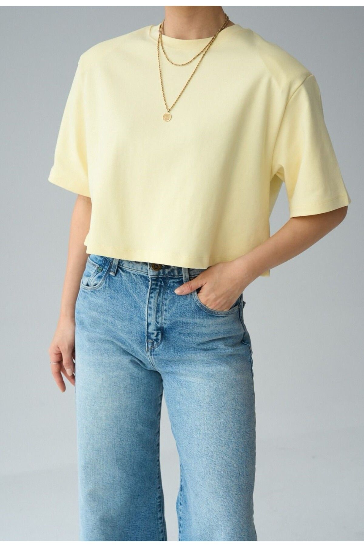 FEMMESTUDIO Kadın Sarı Bisiklet Yaka Vatka Detaylı Crop T-shirt