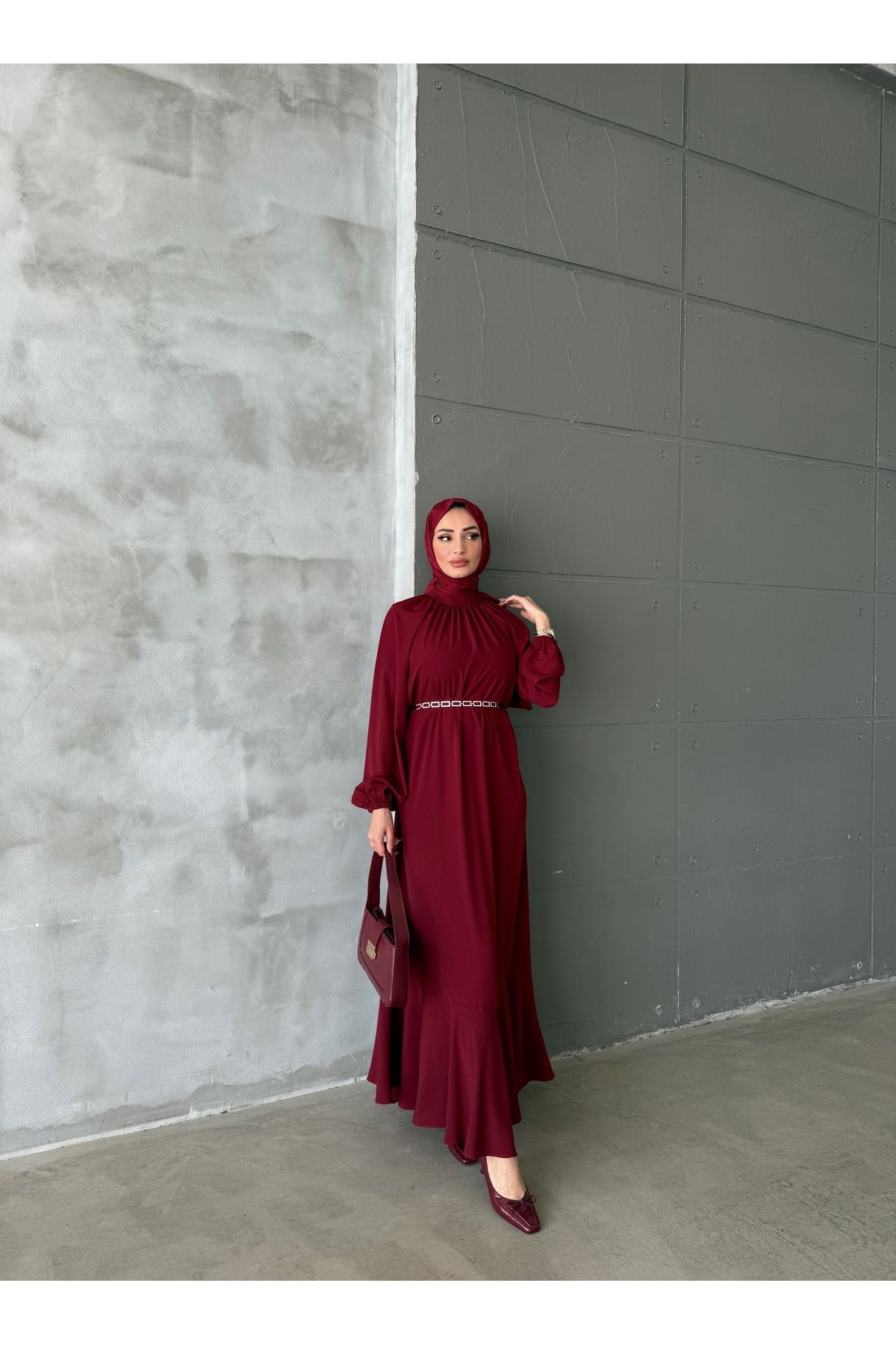 Aranlı tekstil ZİNCİR KEMERLİ MEDİNE İPEĞİ VOLANLI TESETTÜR ELBİSE