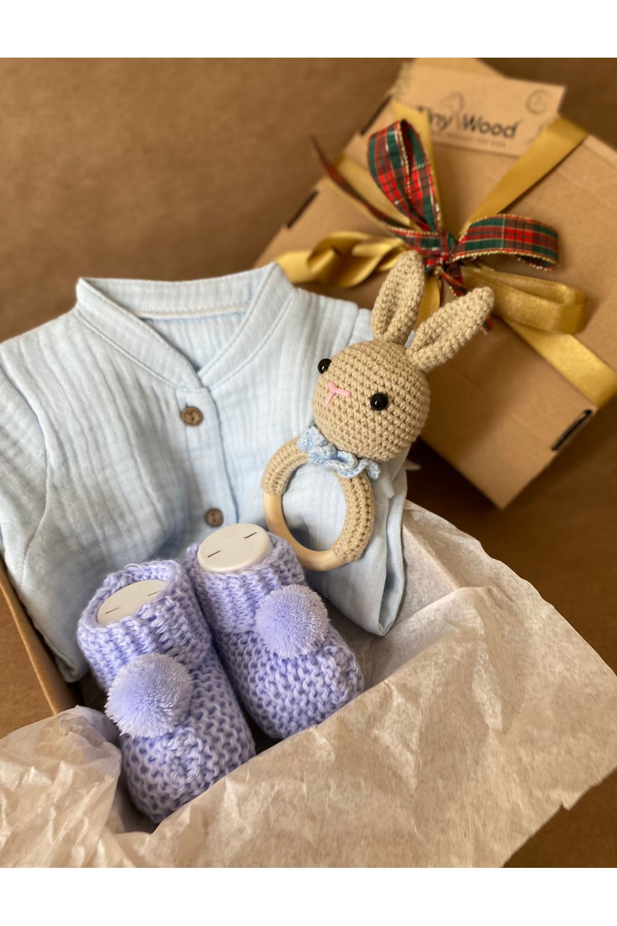 tiny wood Organik Yenidoğan Bebek Hediye Seti | Amigurumi Tavşan Çıngırak, Müslin Tulum & Triko Patik